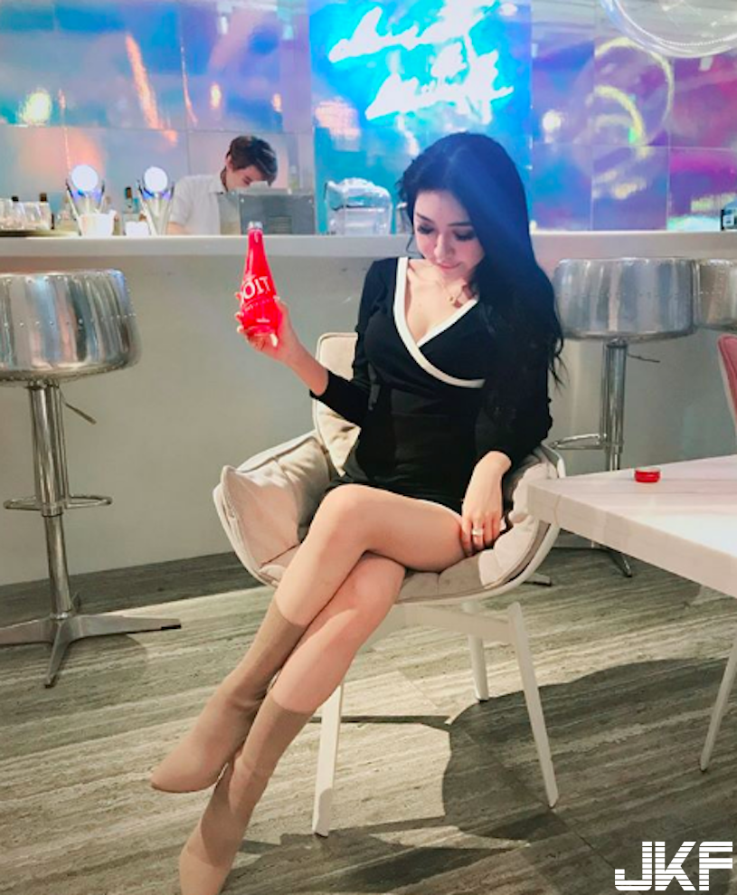 火辣辣！餐厅捕捉「超胸美腿妹」饱满身材太犯规！让人迷恋的「美乳视角」有够诱人…(8)