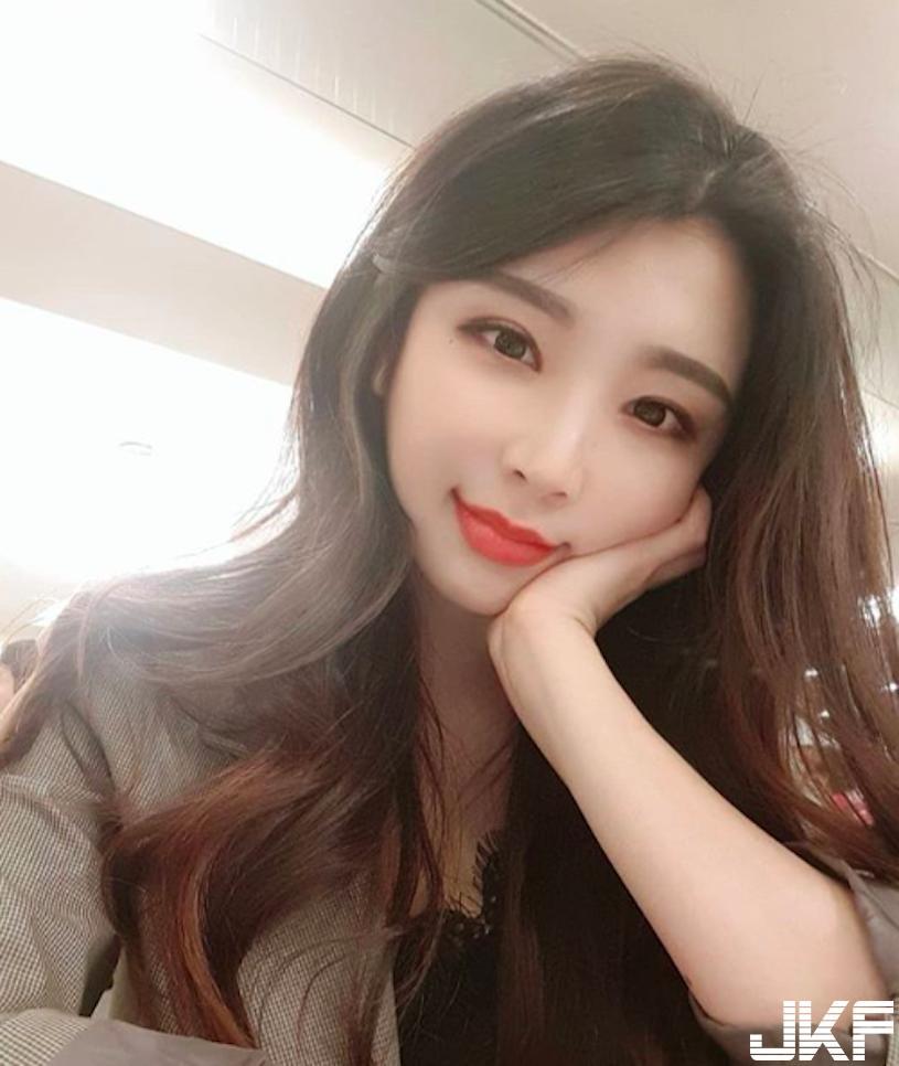 爆奶辣妹「夜市露半球用餐」，超浑圆双乳要掉出来了！(8)