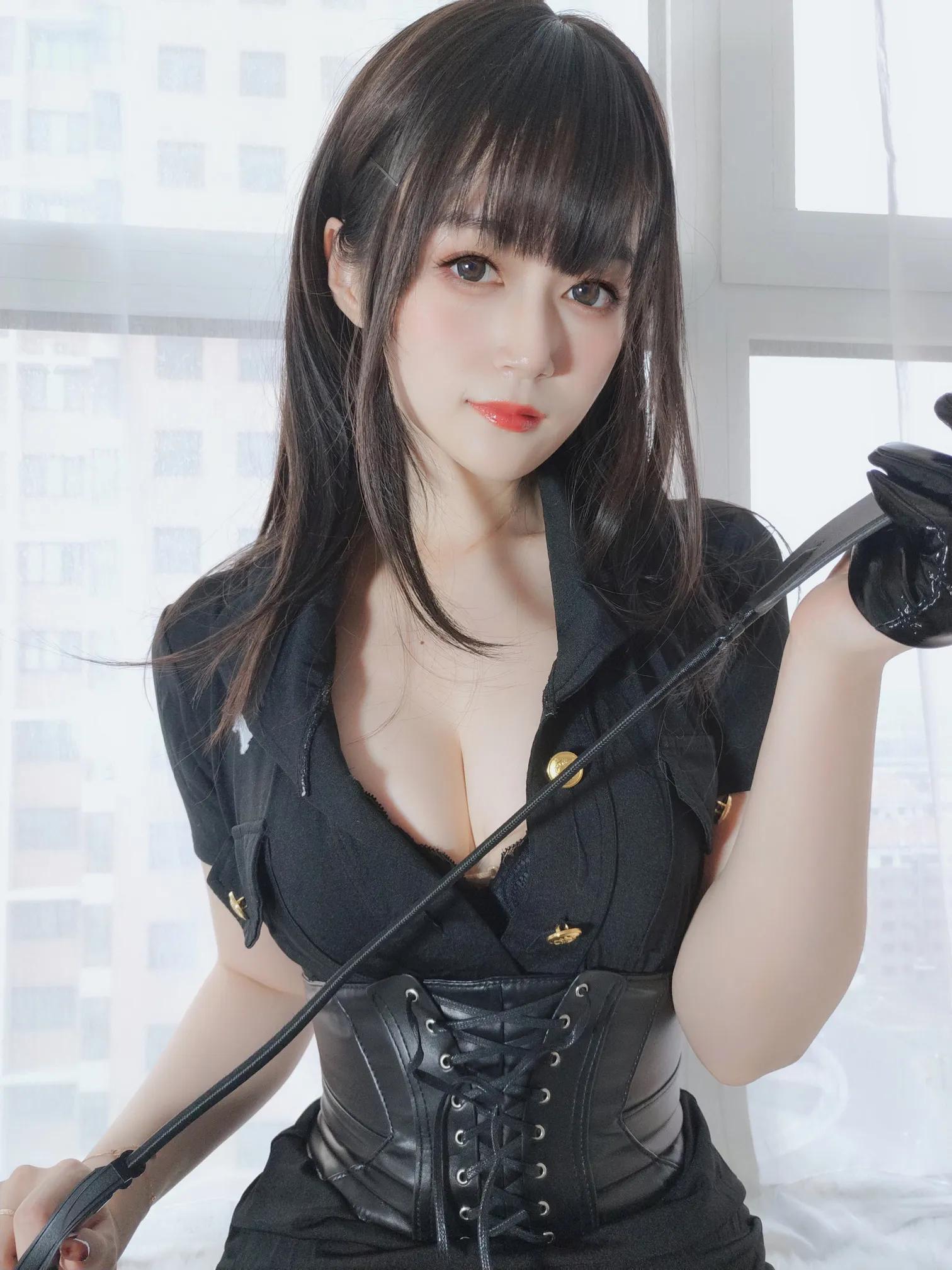 白银81《黑色马甲上衣2》拿著手拍棒霸气登场(2)