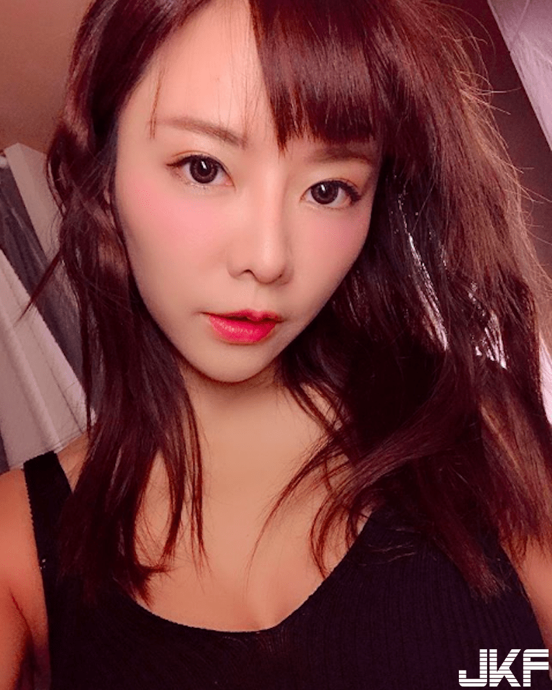 阳光和你都美～「正妹啦啦队员苡萱」紧身背心小露深沟，火辣身材不愧有在运动～-小湿妹图(9)