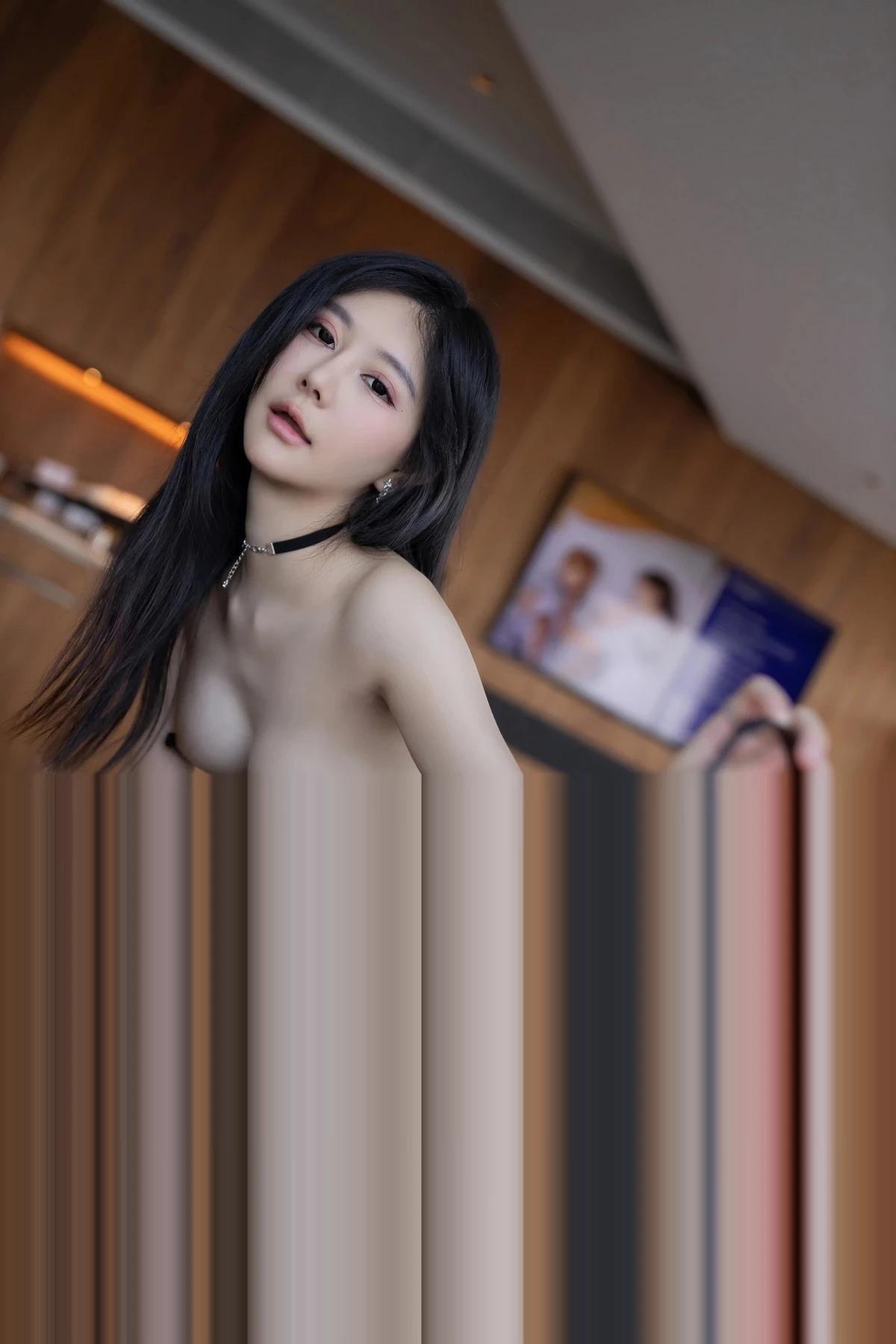 XiuRen第7649期_模特幼幼性感黑色皮質情趣服飾配黑絲吊襪秀完美身材誘惑寫真80P(28)