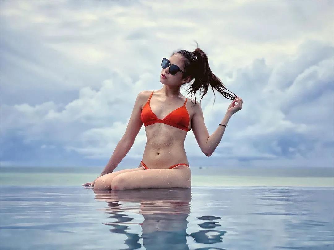 「郭盈莹」露出凶猛「白皙浑圆」奶量狂的不像话！比基尼大露深邃乳沟！(4)