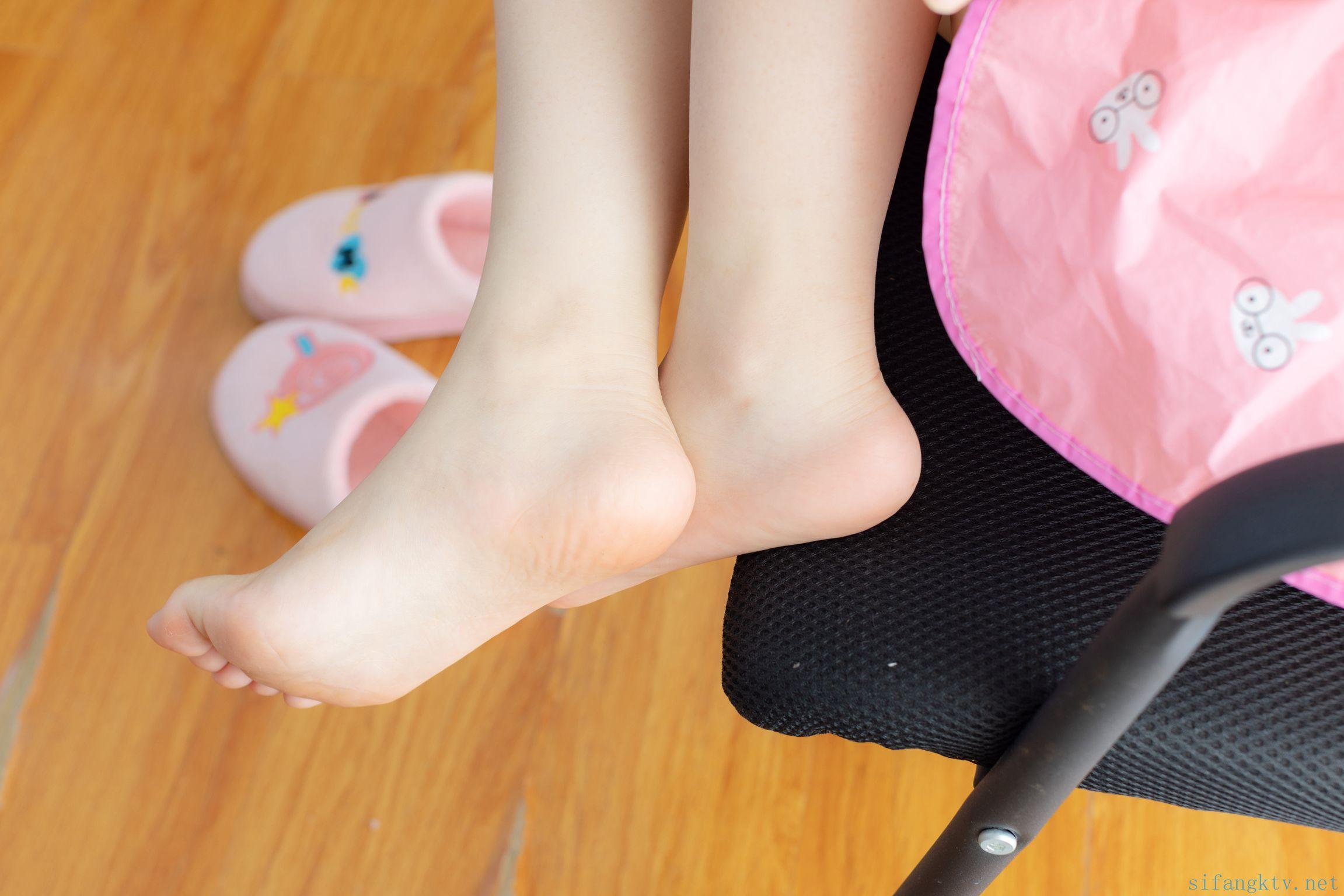 少女秩序 – 小鱼 – 粉色肚兜 (92 photos )(86)