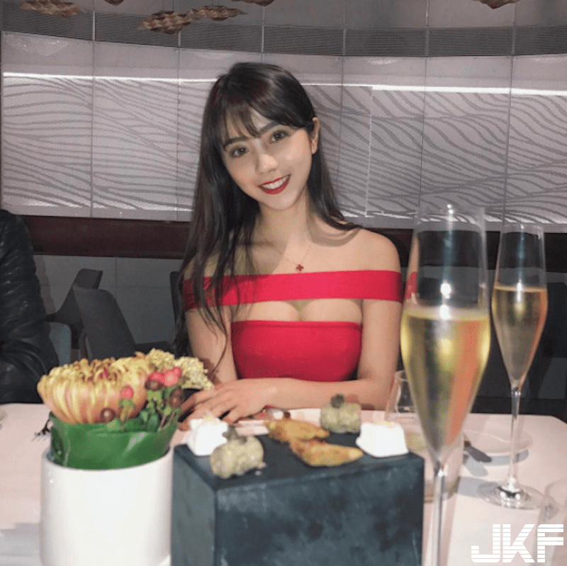 世新妹子94正！欧美系穿搭大方又自信！泳衣下的「侧乳深沟」画面好耀眼啊-小湿妹图(15)