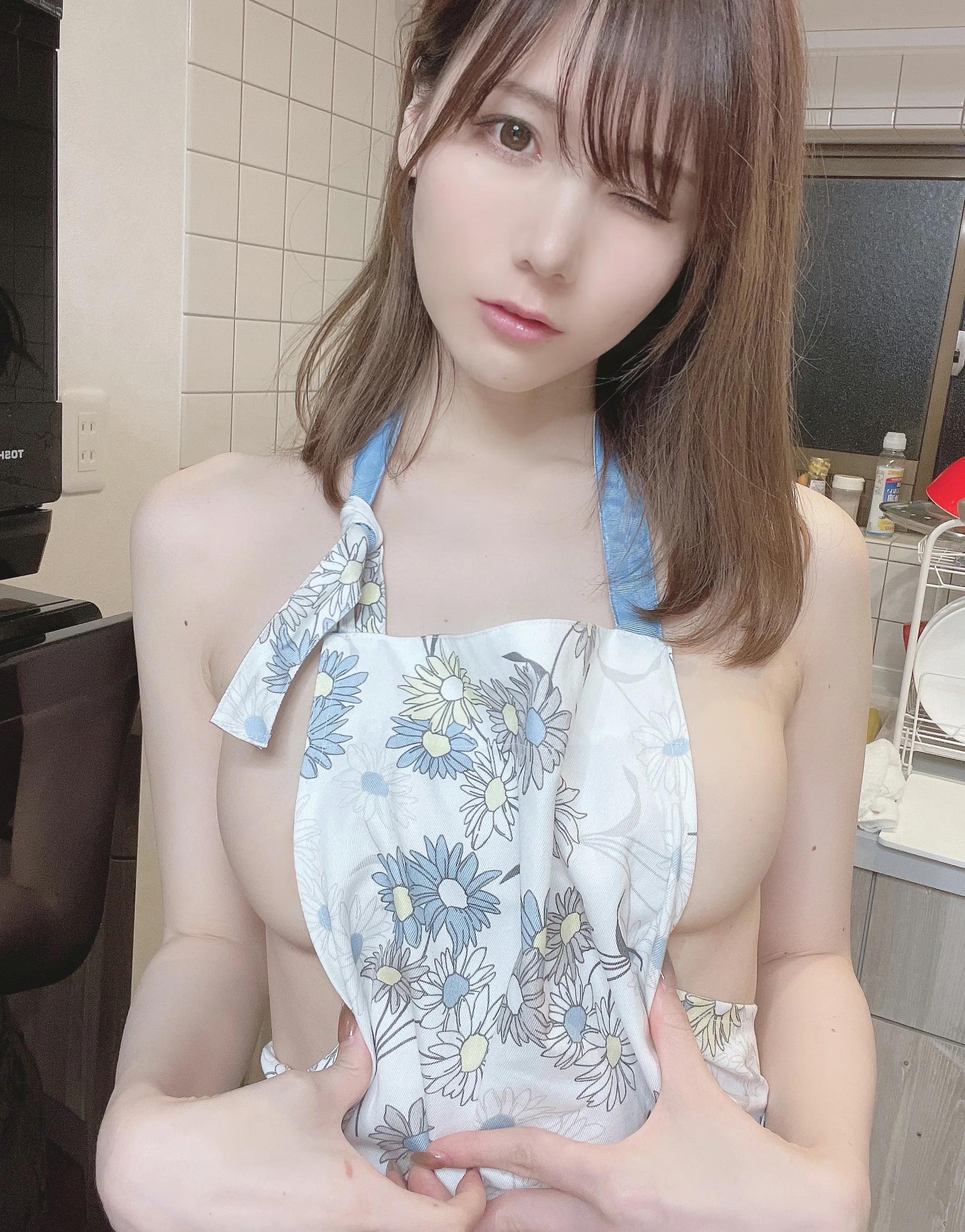 けん研(けんけん)《平口泳衣+裸体围裙》藏不住的诱人胴体(32)