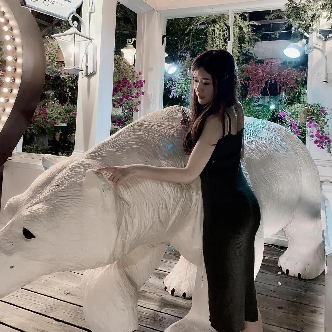 原来躲在洗手台！「小公主有德」身穿黑色丝袜乍现美腿，神秘带就快现形啦！-小湿妹图(4)