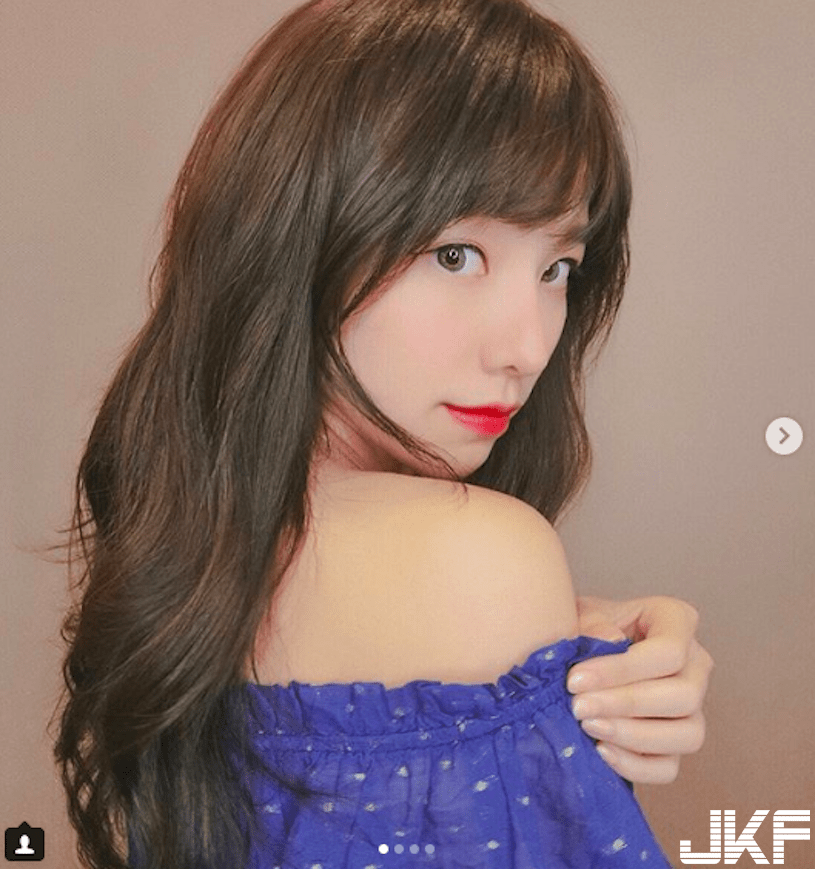 这视角令人犯罪！超低胸「爆乳散热装」浑圆美乳挡不住 网美：台湾太热！-小湿妹图(3)