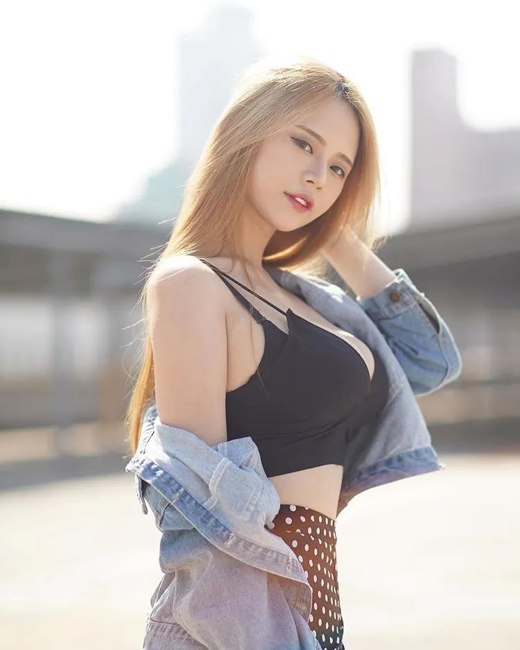 正妹 谢夏天自助加油 低胸爆乳看见就想帮忙了......(15)