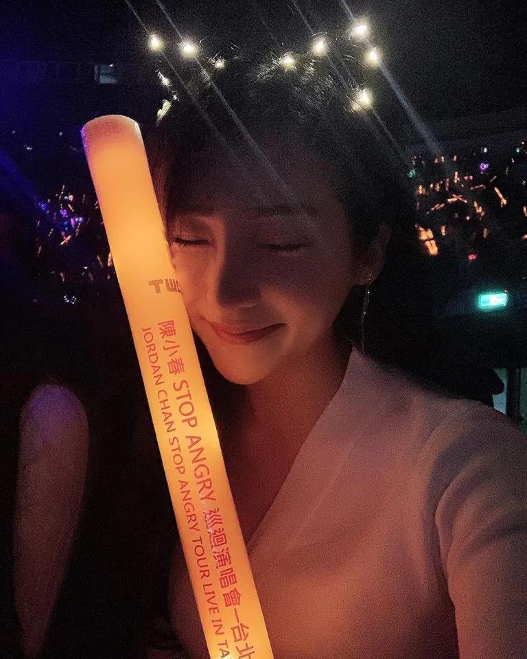 晨泳好开心！「许薇安Vivihsu」34E雪乳偷偷绽放，玩水泡澡都能抢尽风头啊～-小湿妹图(35)