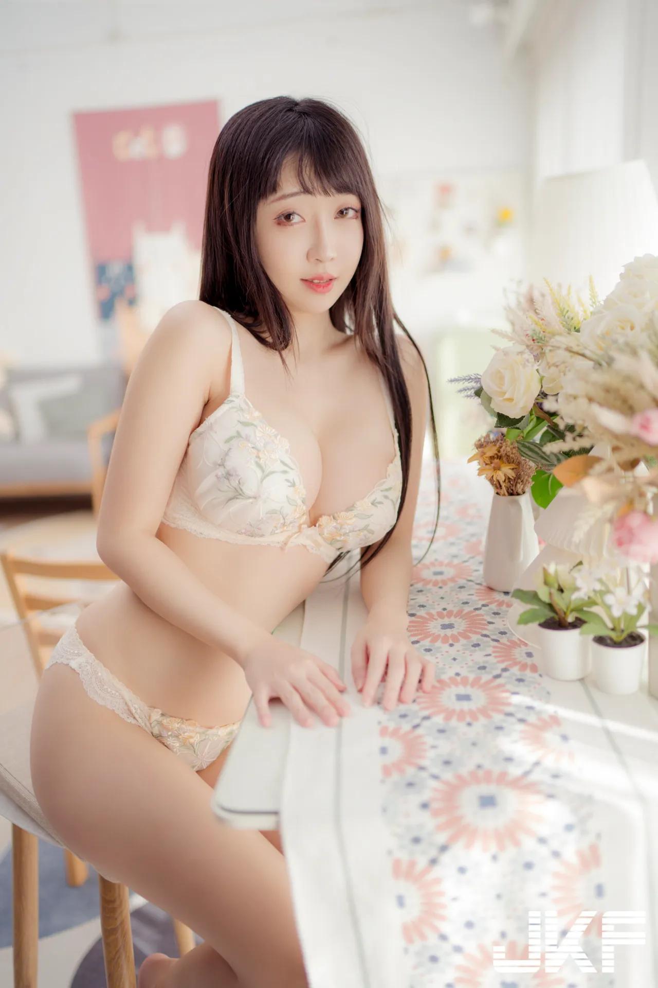 巨乳女友「玲奈Lena」的假日狂欢！阳光下撩内衣露「浑圆南半球」！(108)