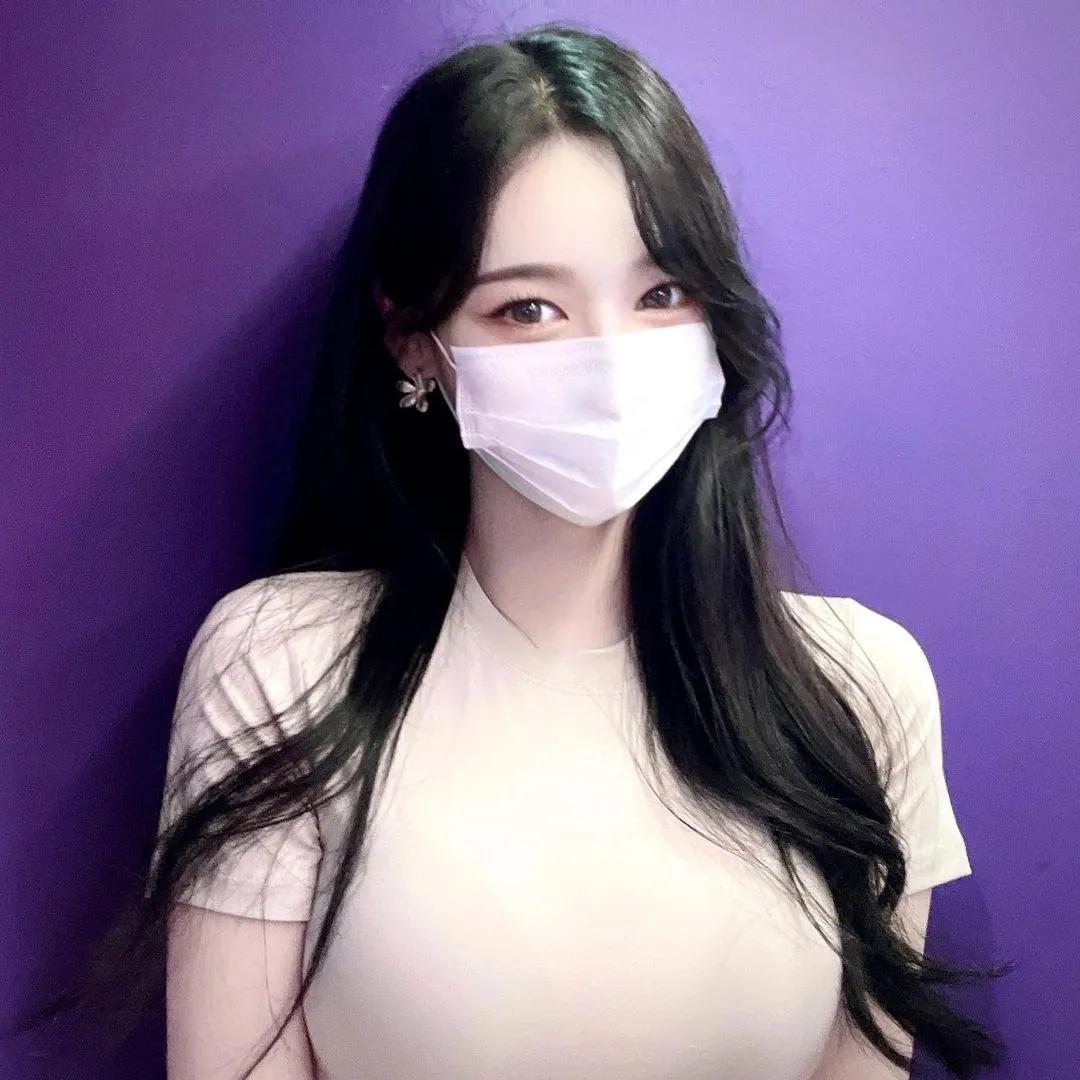 光看就想买爆！「巨乳正妹女业务」Ｓ曲线超凶猛，翘臀美腿蚂蚁腰都好犯规！(19)