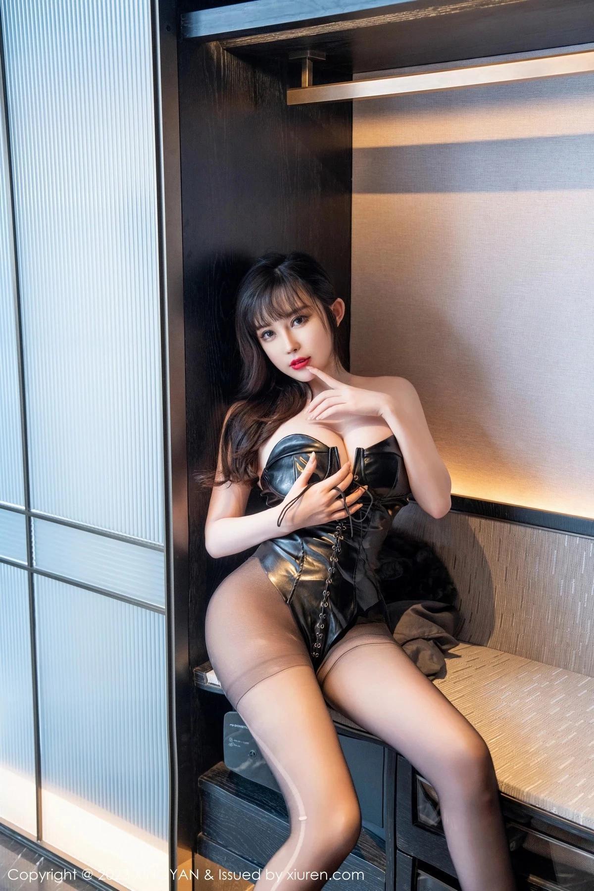 [XINGYAN星顏社]VOL.181_模特焦糖可可黑色皮質低胸高叉連體衣配超薄黑絲撩人誘惑寫真49P(14)