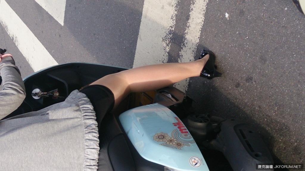 骑机车与女同事一同上班去(63)