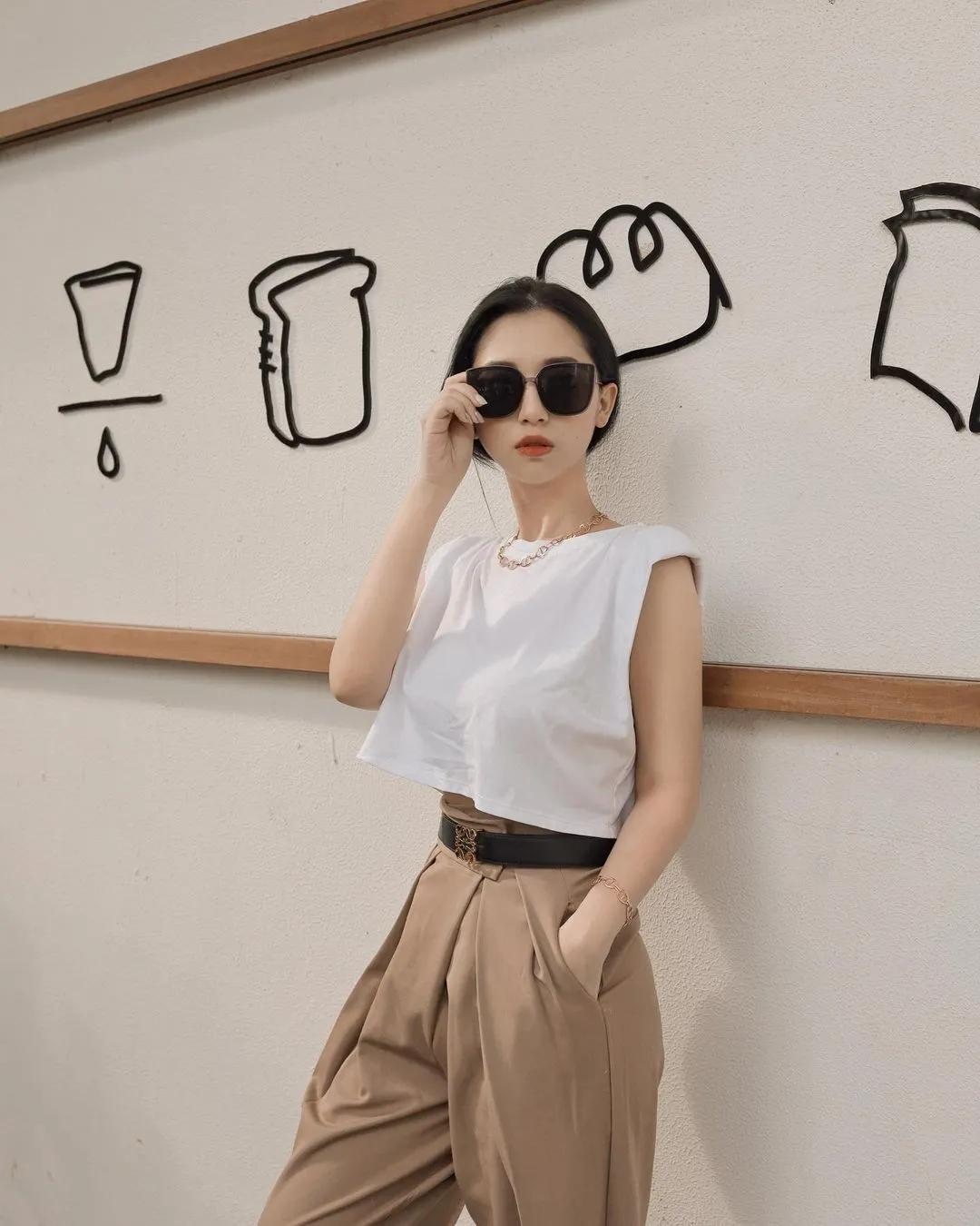 居家靠辣照解闷！「雪乳正妹」比基尼造型太凶猛，饱满美胸让网友受不了！(8)