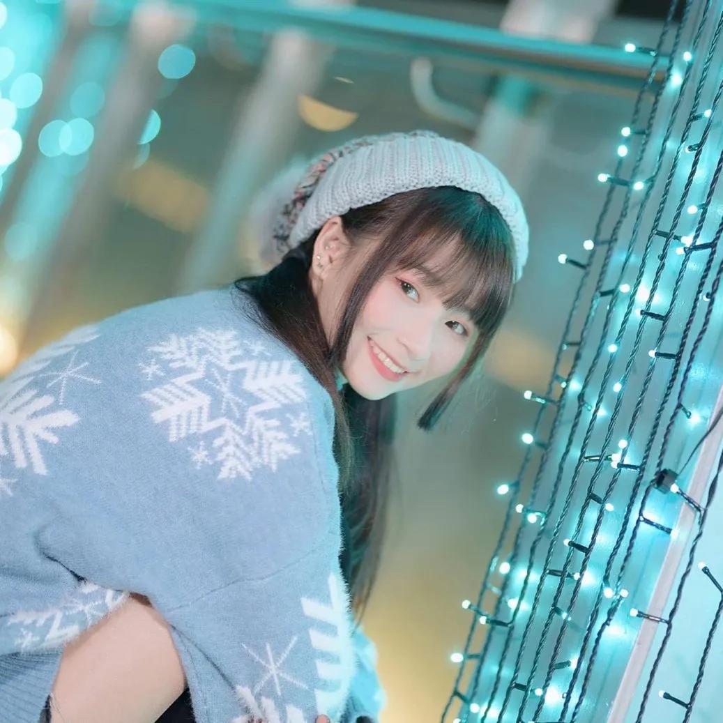 气质小清新「陈Q妹」辣穿真理裤神视角曝光　「白皙嫩腿+浑圆美臀」可爱到太过分-小湿妹图(5)