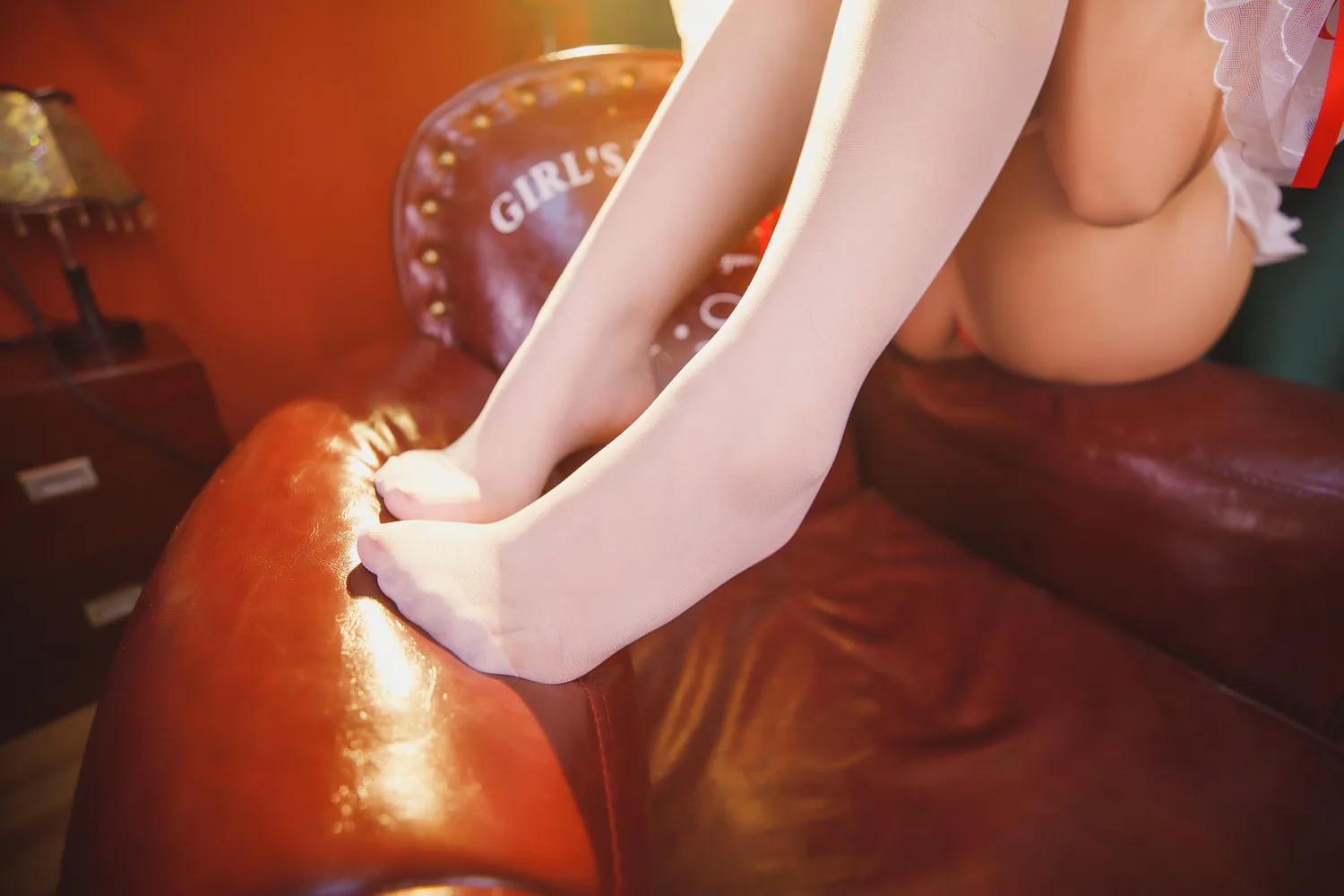 神楽坂真冬《圣诞女孩》在沙发上勾腿充满魅力(71)