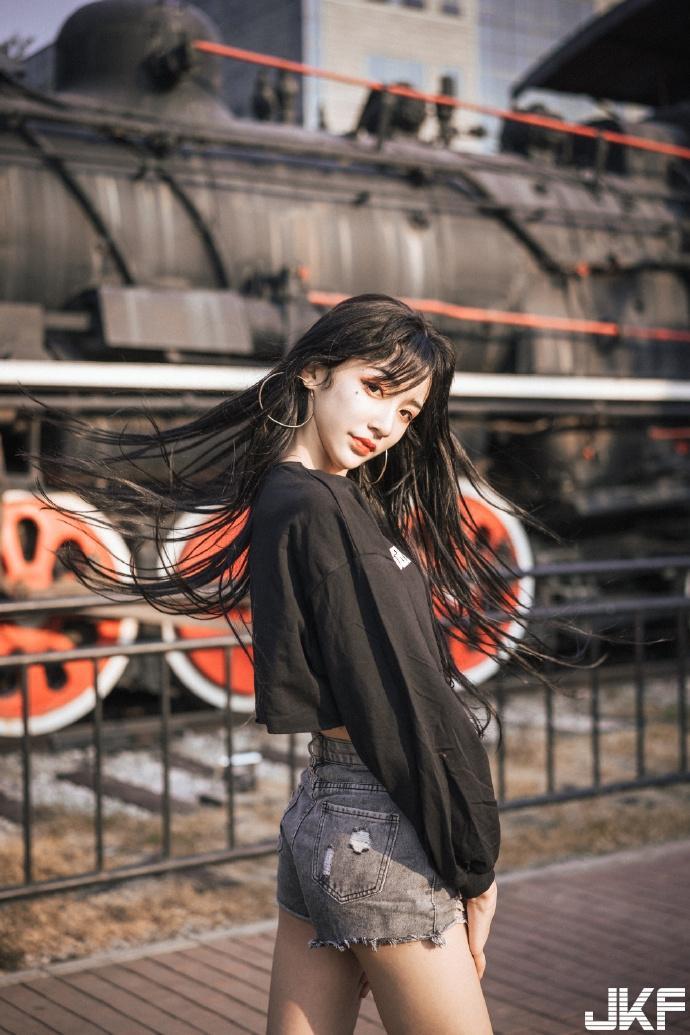 长腿妹大尺度「开腿热舞」狂露该边线　卸妆后真相却让人崩溃-小湿妹图