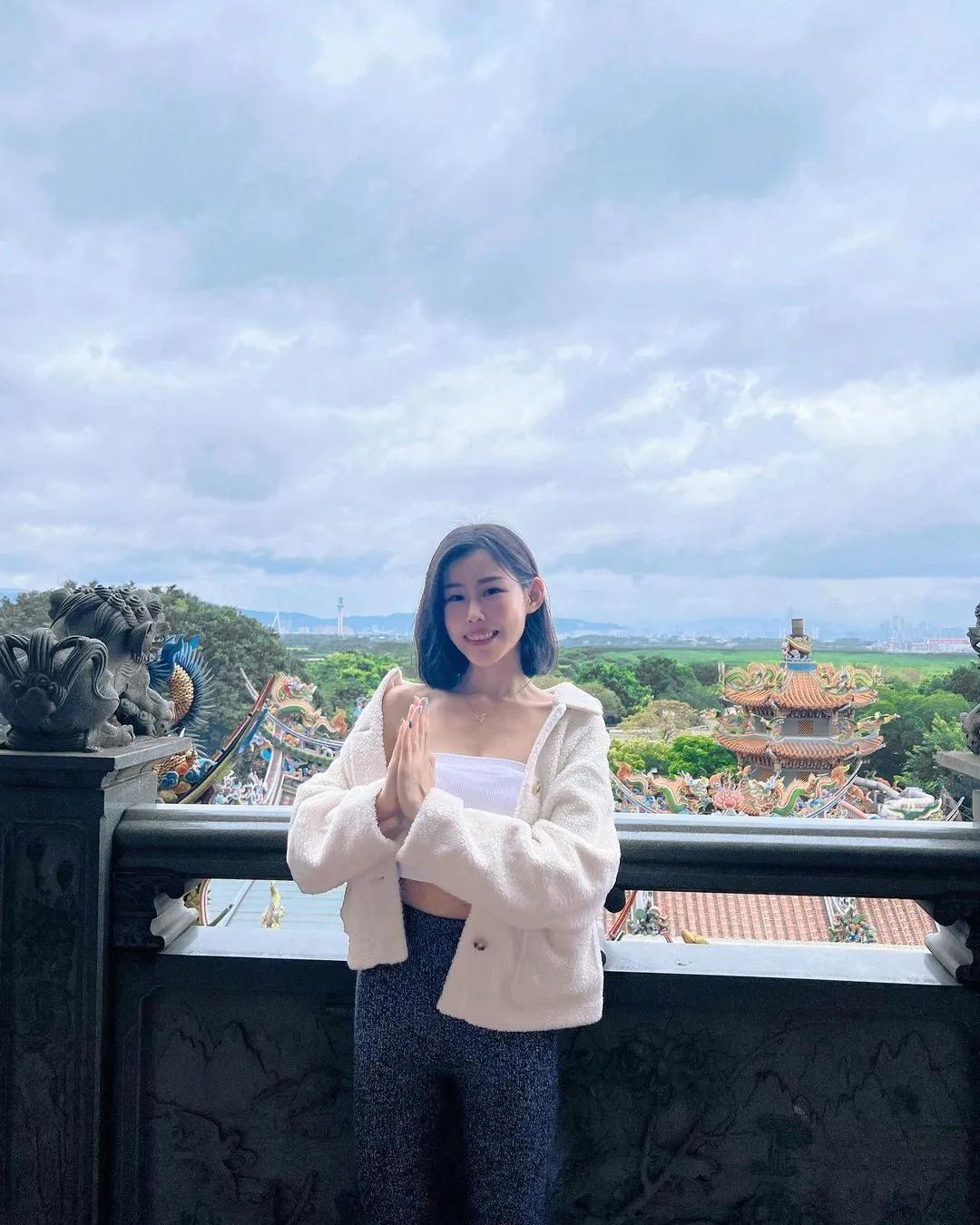 正妹「Vivian」白皙好身材 满满大尺辣照好诱人(8)