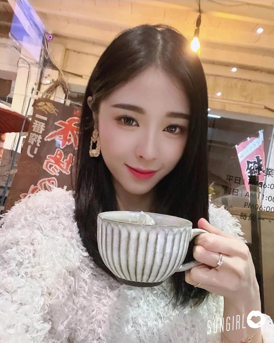 Meka_蒨、神的侍女果然神颜值! 优质曲线好凸出，不愧是天选之女啊!(9)