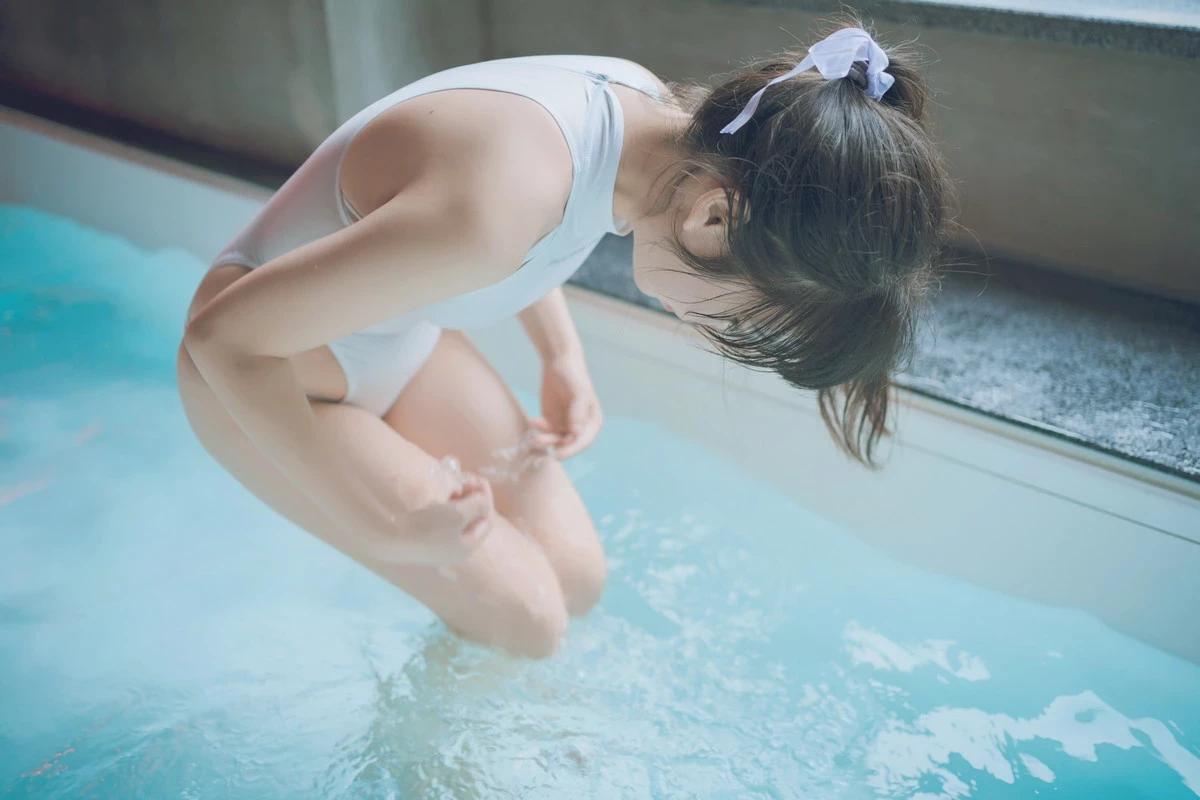 網絡美女Usejan白衣競泳主題泳池性感白色連體泳衣濕身秀完美身材誘惑寫真36P(27)