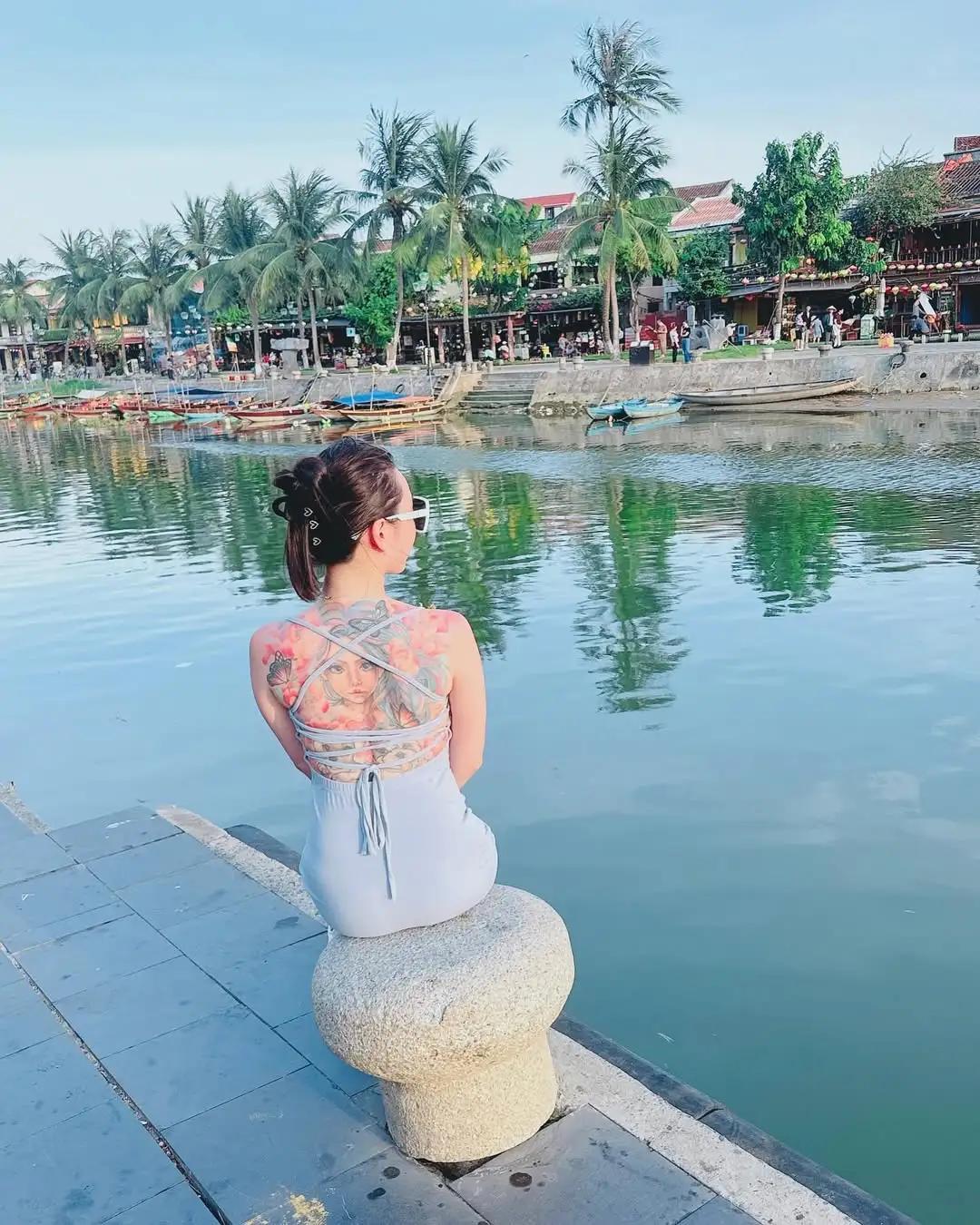 性感小恶魔「妤妤」胸前长辈好惊艳 看了没辄(1)