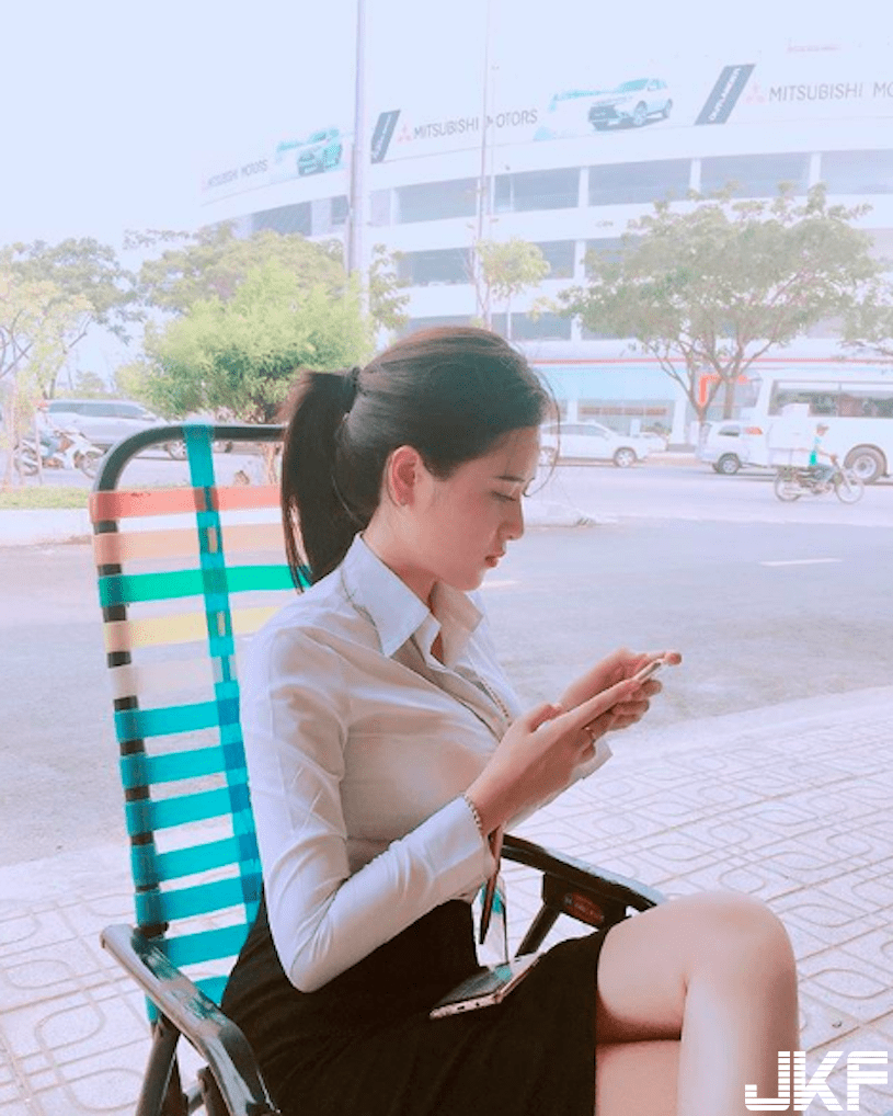 想一起打保！「巨乳汽车业代」白色衬衫「胸前超紧绷」，打保的话会不会炸开呢？(2)