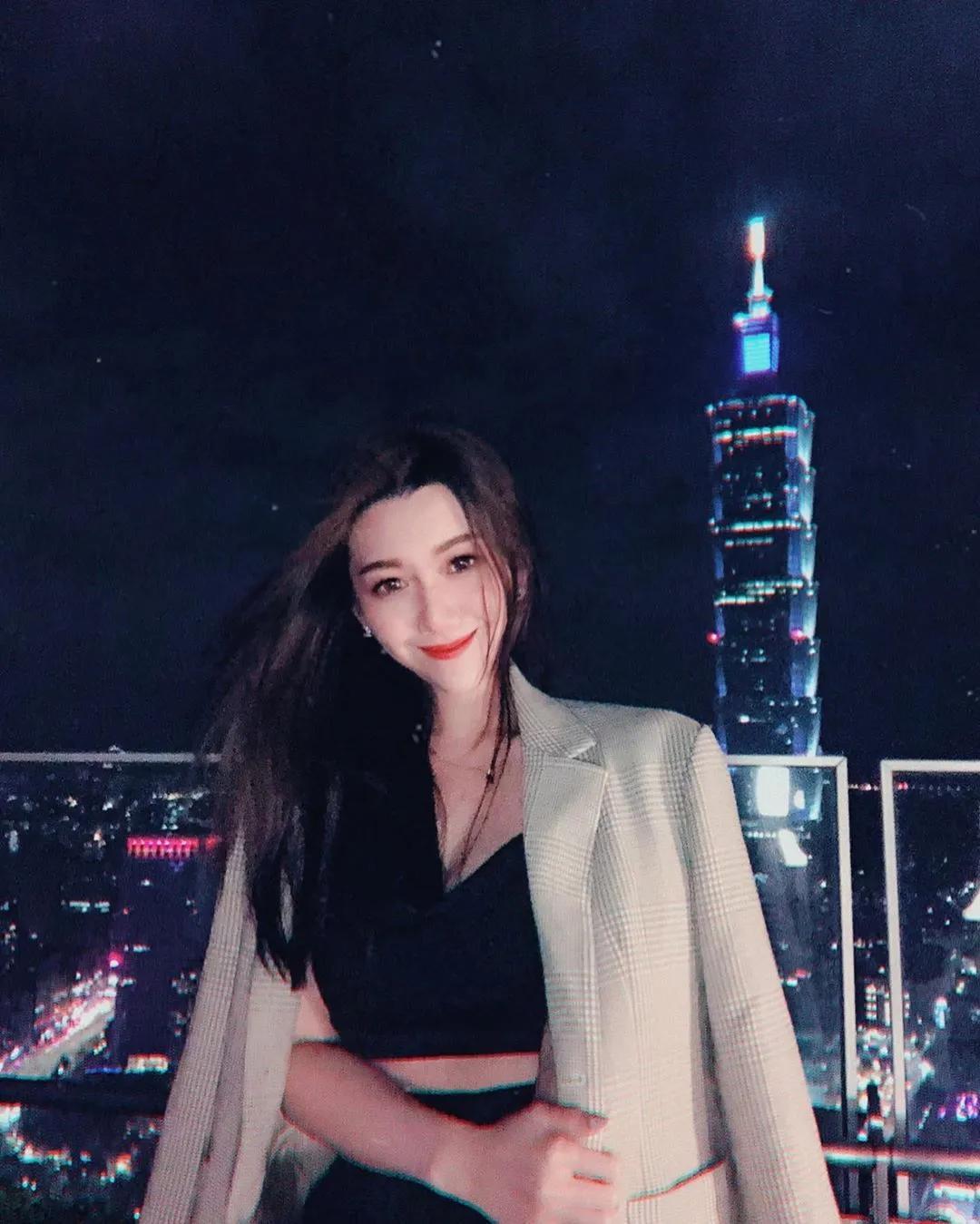 高质感花艺板娘！「艾琳Irene H」无暇美脸高雅又冷艳，袒露雪嫩美乳让画面隽永无比！(16)