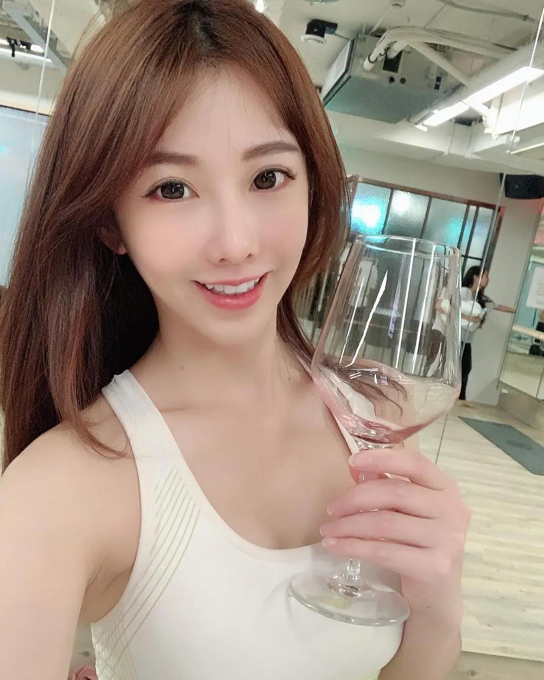 火辣的气质节奏！「馨馨Cincin」白嫩曲线狂现双峰与美腿，亲民活泼让粉丝双眼大快朵颐！-小湿妹图