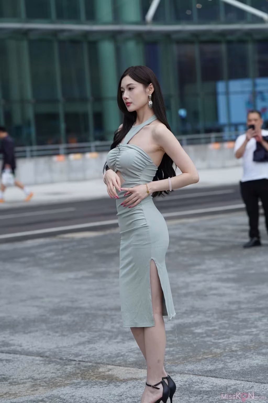 [精選街拍作品] No.5020： 嫵媚長裙女子 (171 photos) - ( Page 1 / 2 )(17)