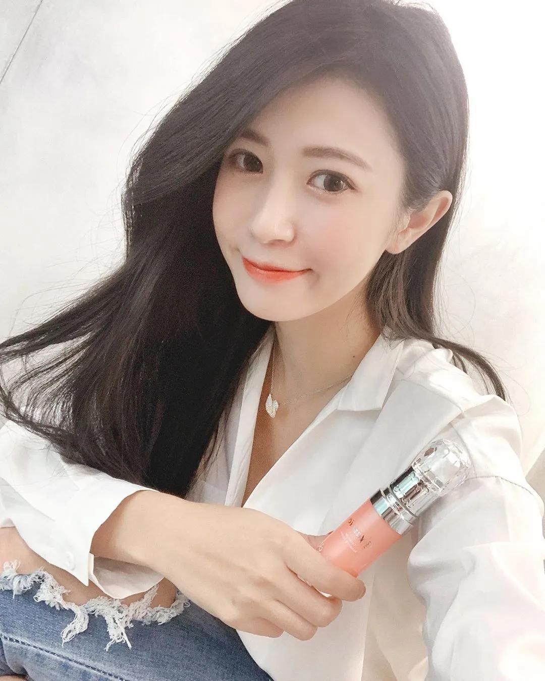 性感部落客郭婉柔度假「美胸大溢出」！蕾丝爆乳内衣视觉超挑逗！(21)