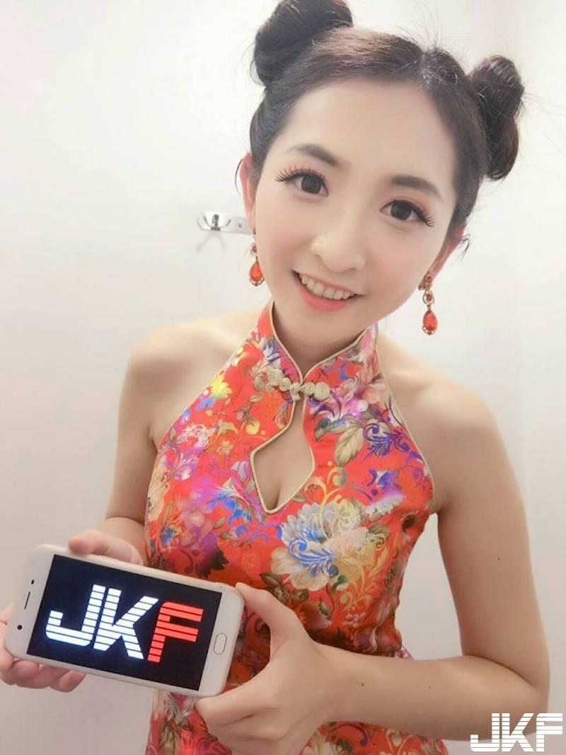 拆礼物啰～双马尾学生萌妹「Sophy若妘」圣诞趴好会穿，还没拆就好惊喜(9)