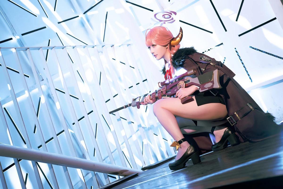 Coser小姐姐星之遲遲熾天使克魯魯主題性感白T配黑短裙露黑色蕾絲內衣完美誘惑寫真90P(69)