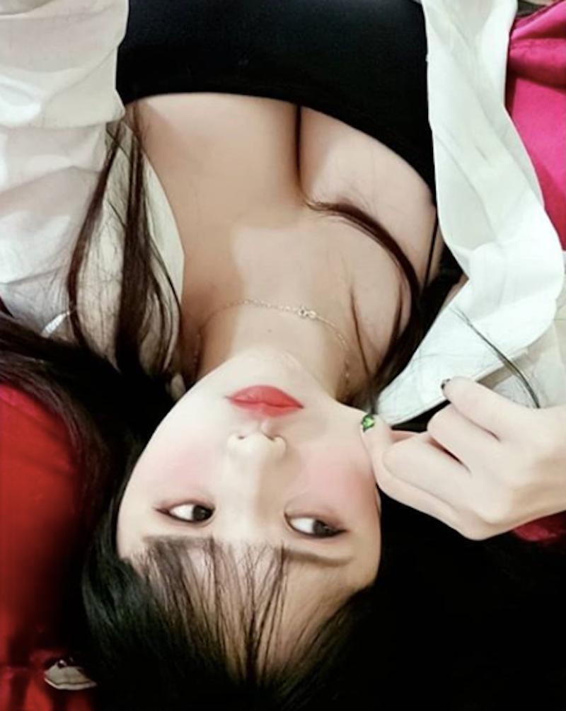 94爱躺著拍！「巨乳老板娘」秀最强武器大力推销 迫于「压力」谁会不买单～(10)