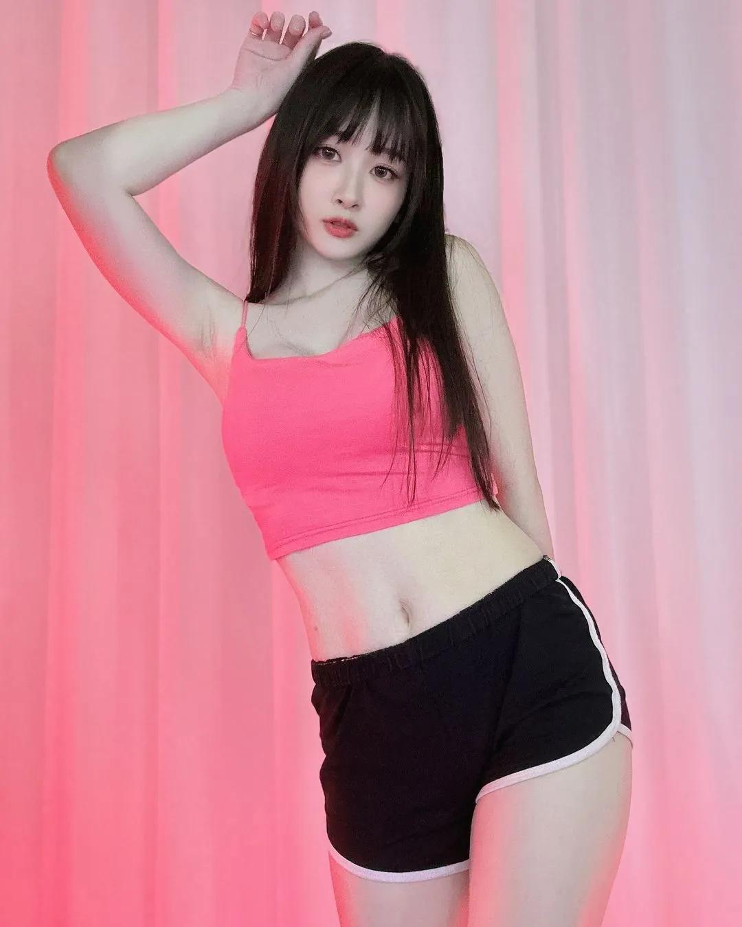 「薇薇」又白又嫩 姣好身材高颜值是标配