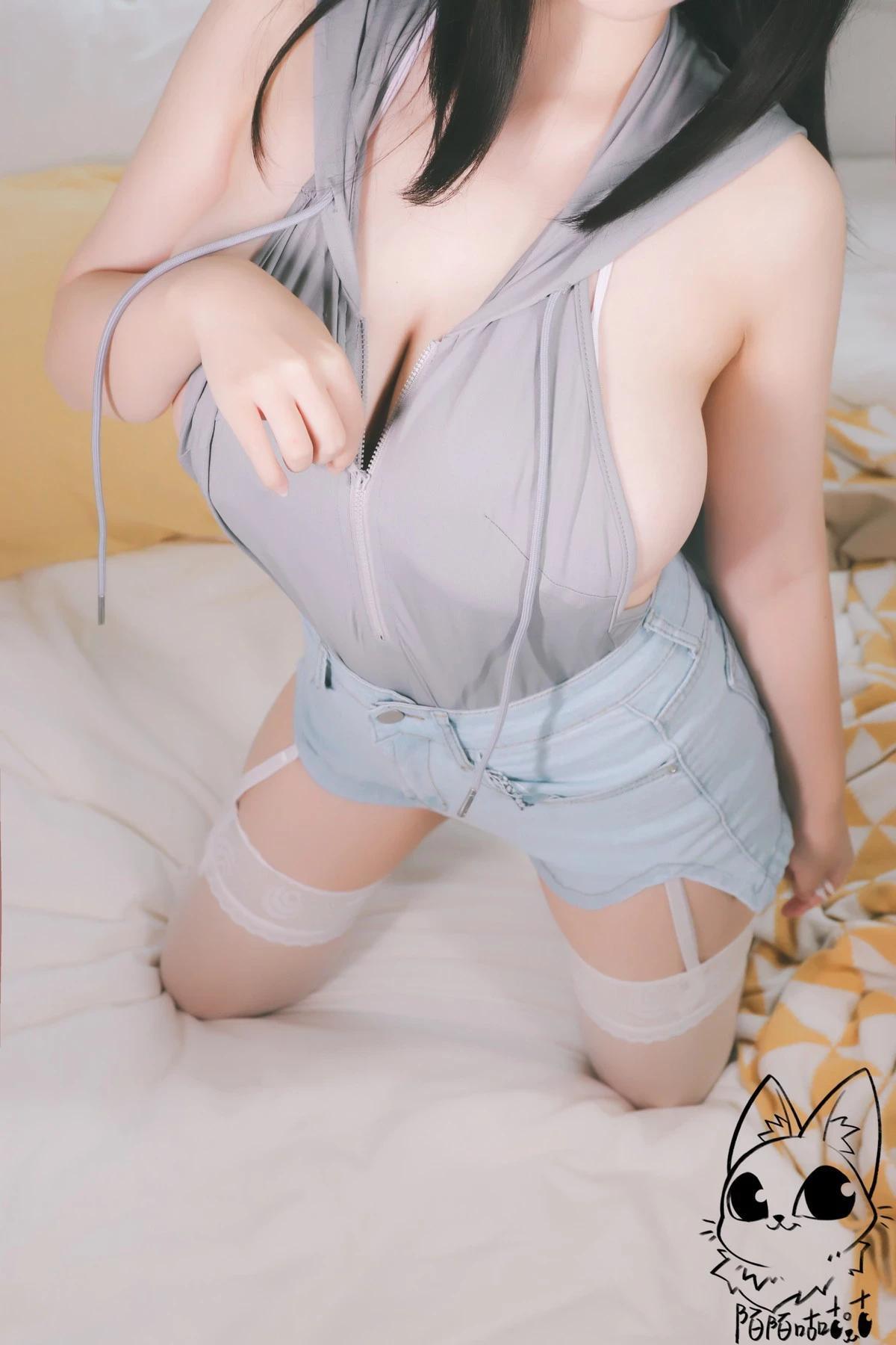 網絡美女韶陌陌兔子主題私房性感灰色真空上衣配白色蕾絲襪秀豪乳翹臀誘惑寫真30P(22)