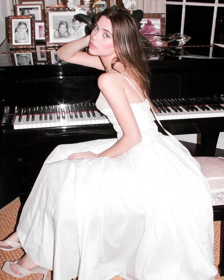 知性与美貌并存！气质女神Amelie Zilber实力证明正妹也能是学霸！(9)