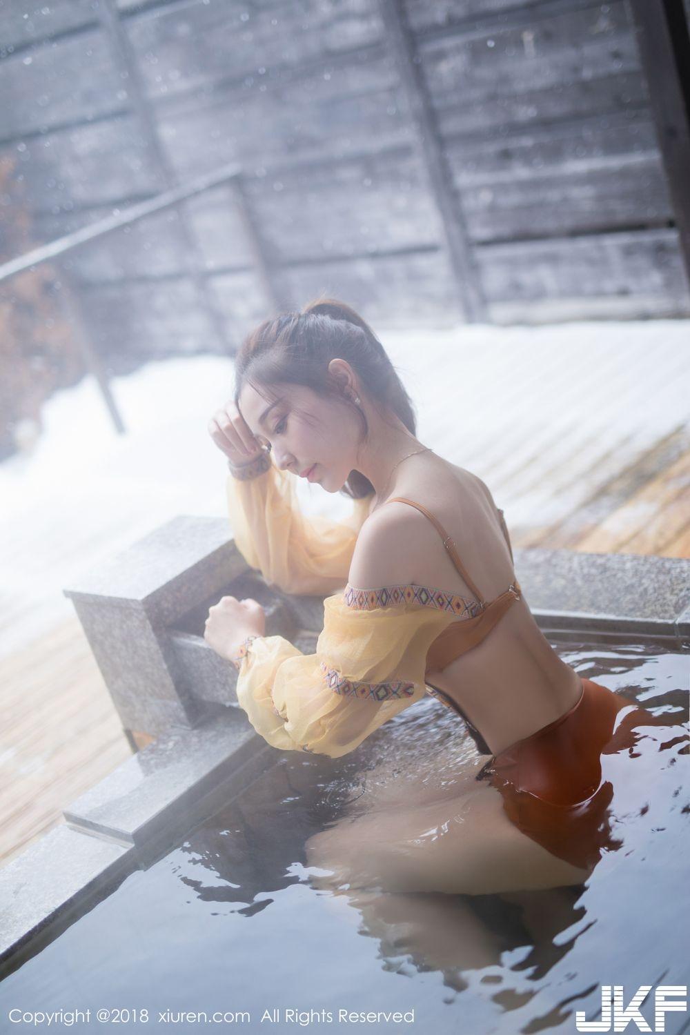 性感白嫩美胸女神淼淼萌萌哒 春寒赐浴华清池比基尼写真(16)