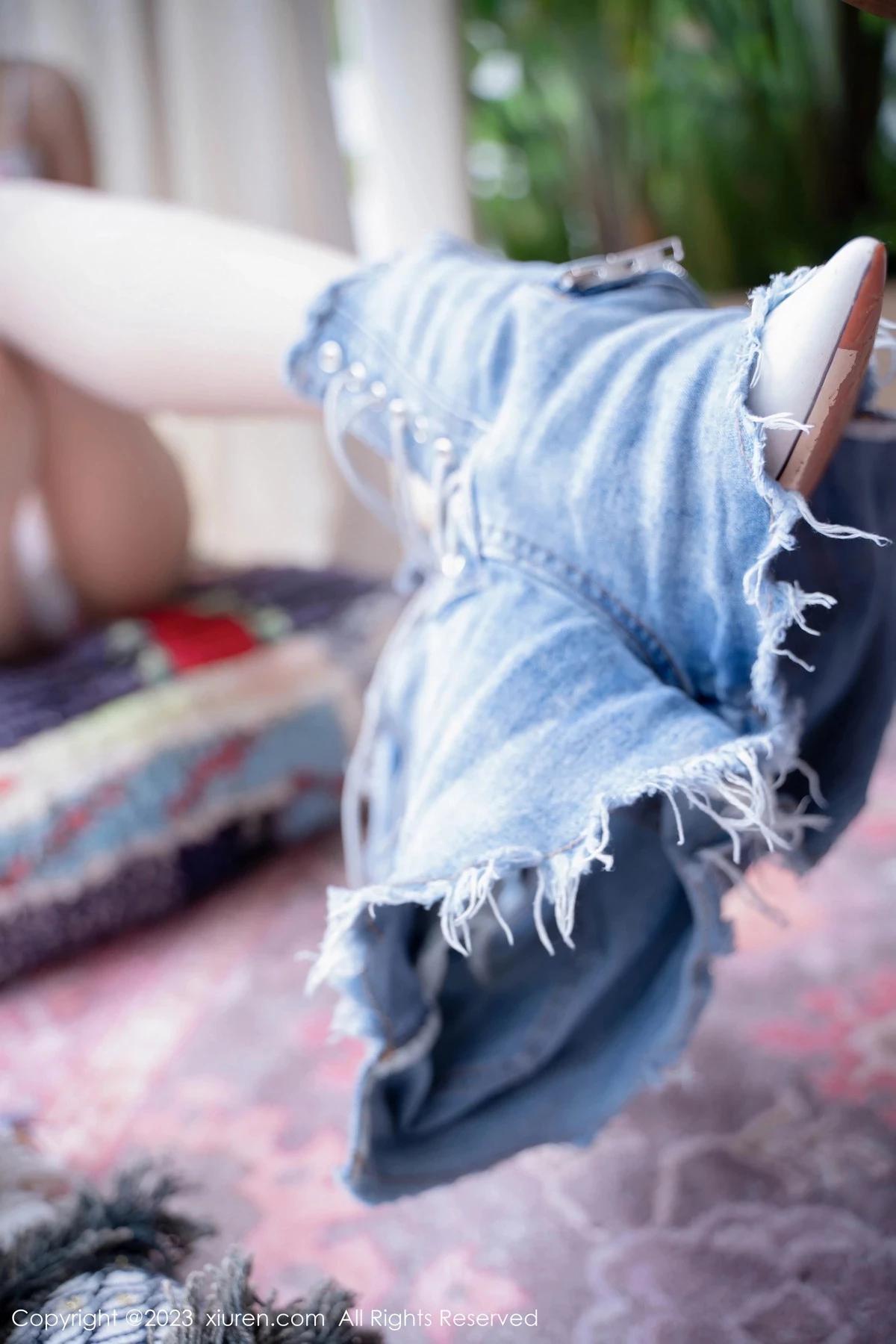 XiuRen第7573期_女神綺里嘉ula脫性感超短牛仔褲露超薄肉絲秀曼妙身姿誘惑寫真86P(36)