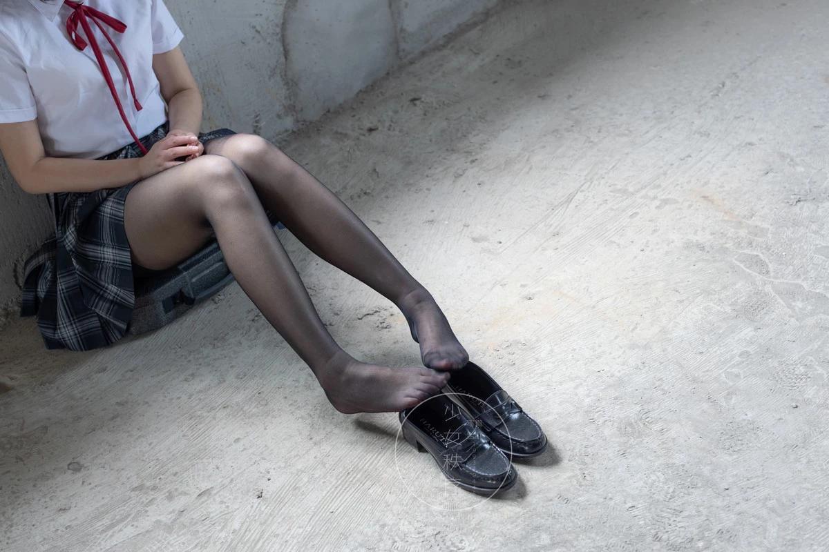 國內寫真機構[少女秩序]黑絲JK主題白色短T配格子短裙露超薄黑絲秀美腿誘惑寫真73P(55)