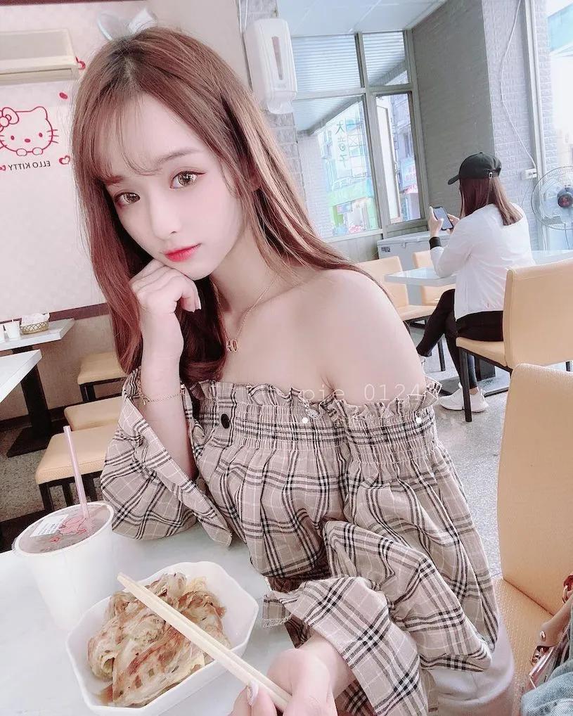 正妹「全糖熊熊」录影打扮好低胸，「性感美胸画面」好迷人啊！-小湿妹图(6)