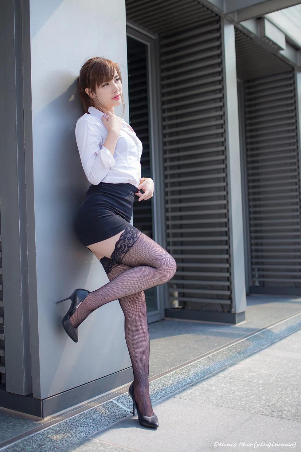 美艷黑絲美女OL制服戶外清新靚麗外拍寫真140P(105)