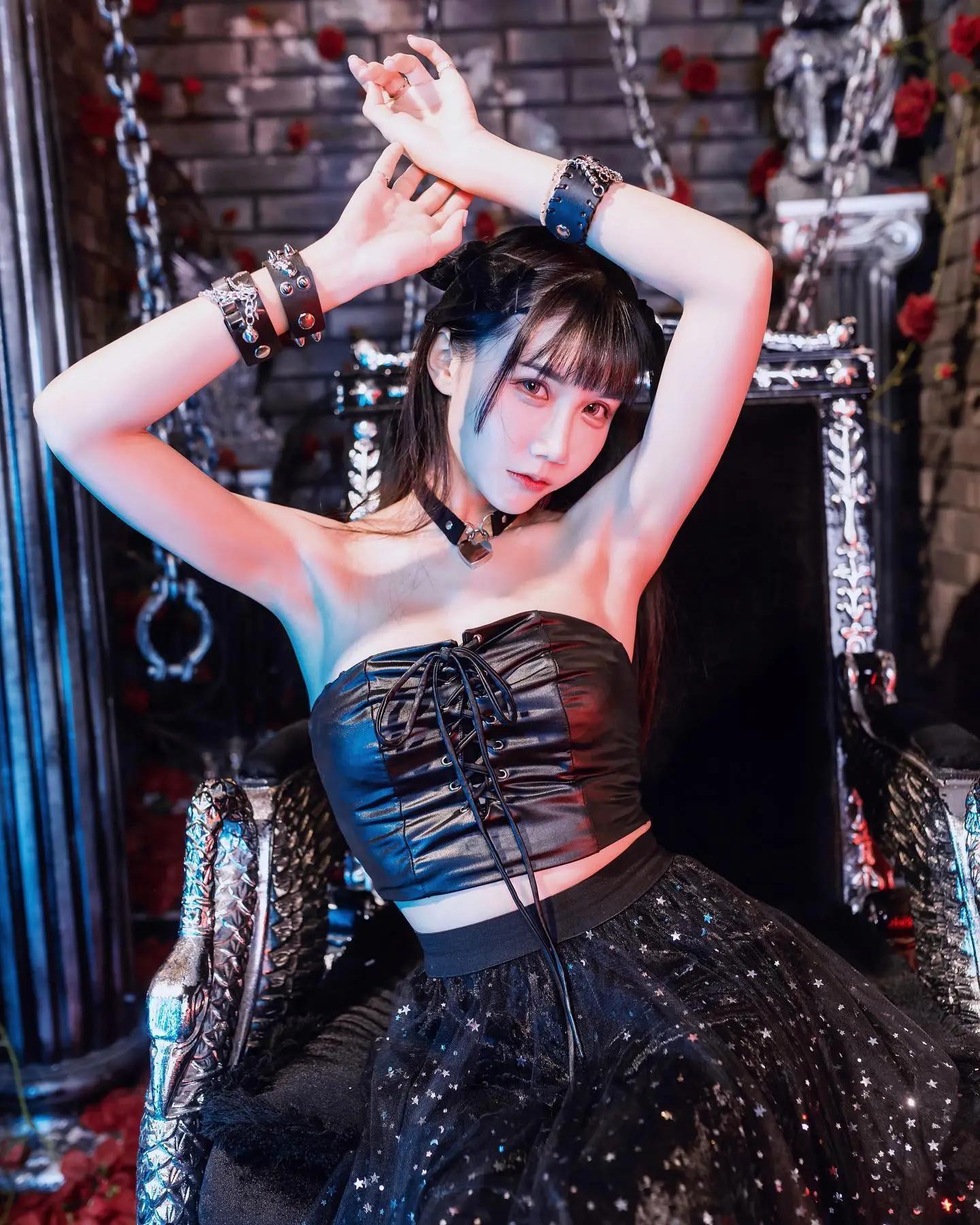 凶狠Model「纪馨乔」浑圆美乳「狂露深沟」极品身材太残暴！乳量让人赞叹(8)