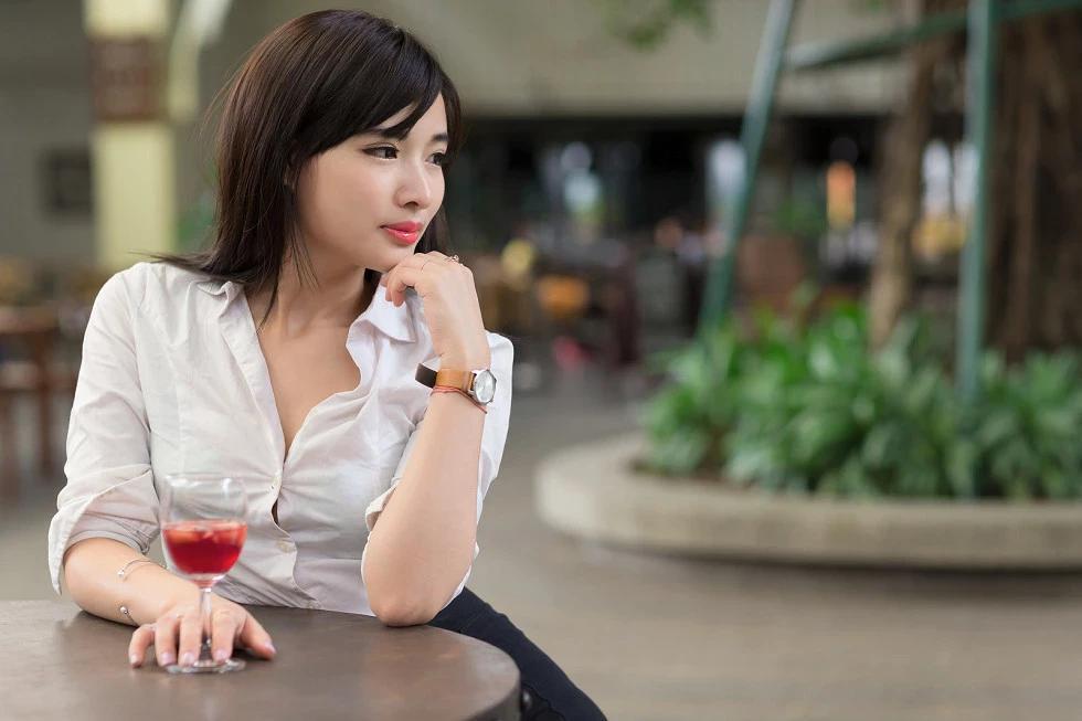 美艷黑絲美女OL制服戶外清新靚麗外拍寫真140P(115)