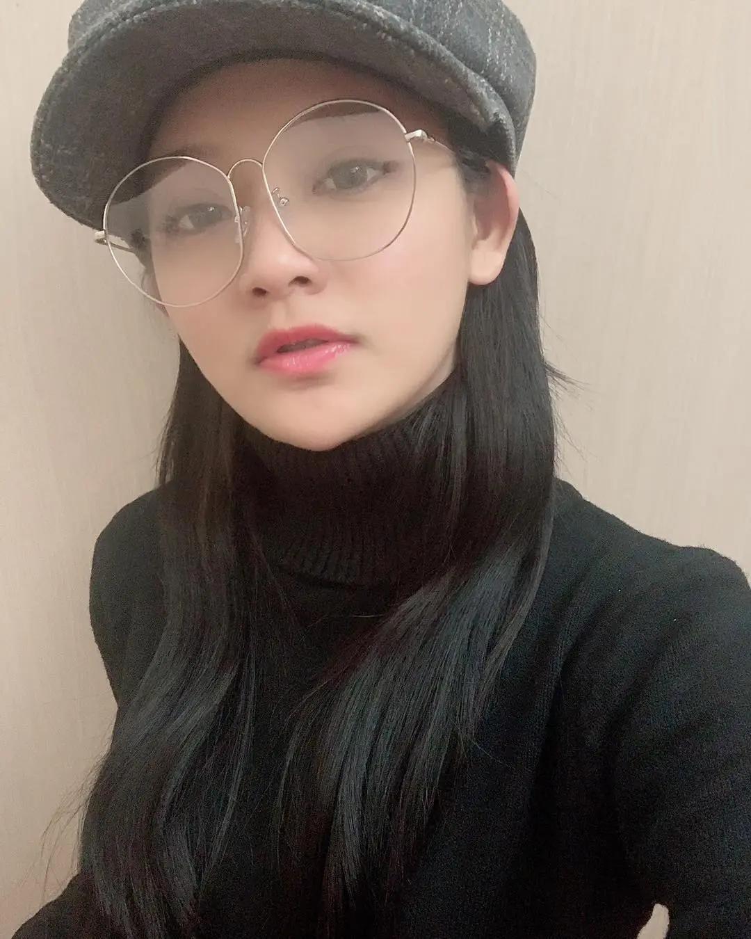 就爱高冷型正妹！「潘潘」大眼水灵有神电力超强，白皙性感美体正对到司机们的胃！-小湿妹图(9)