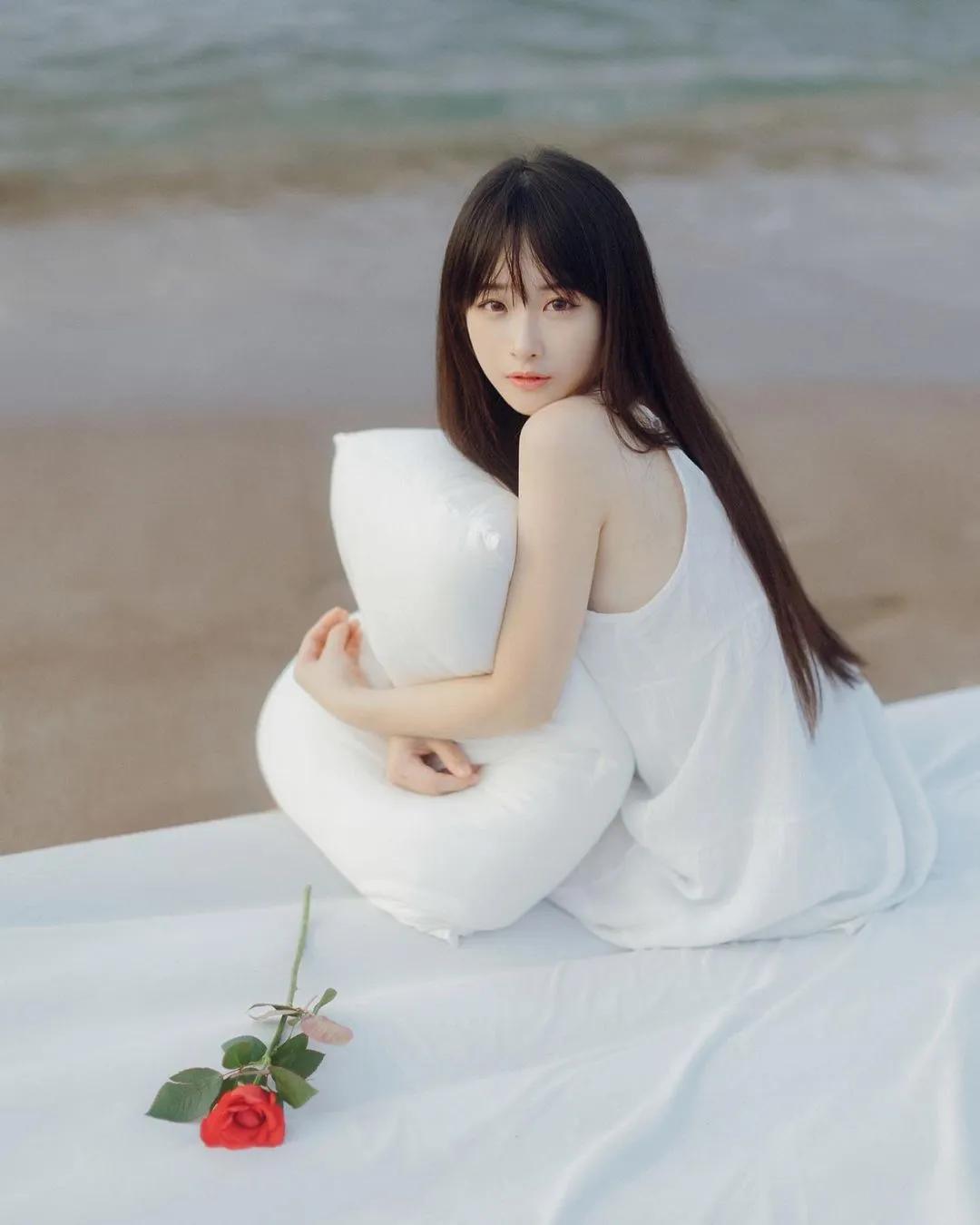 俏皮女神「薇薇」乳量都溢出来 雪白美胸超犯规(18)