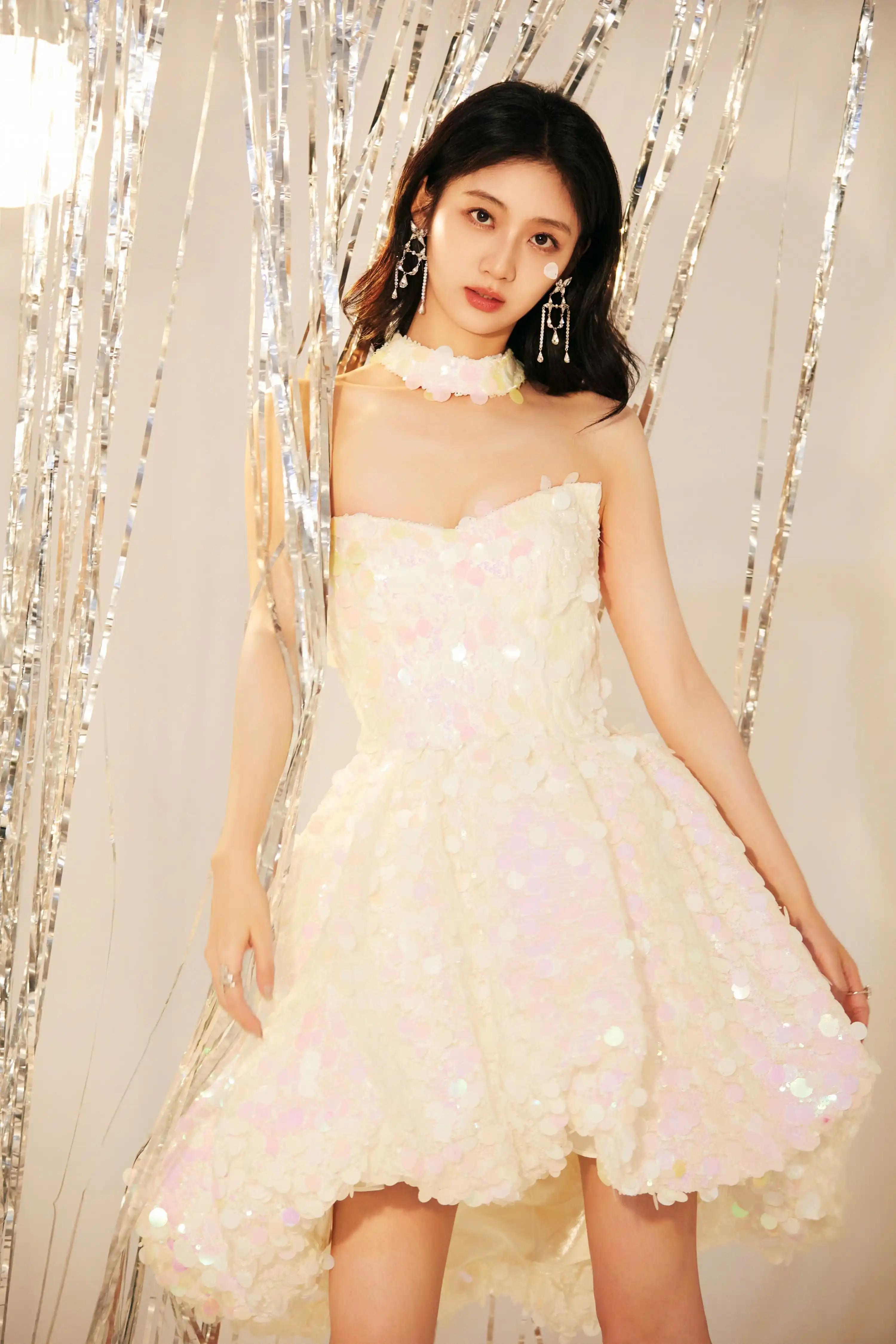 粉融香雪透轻纱–戚砚笛[高清套图](12)