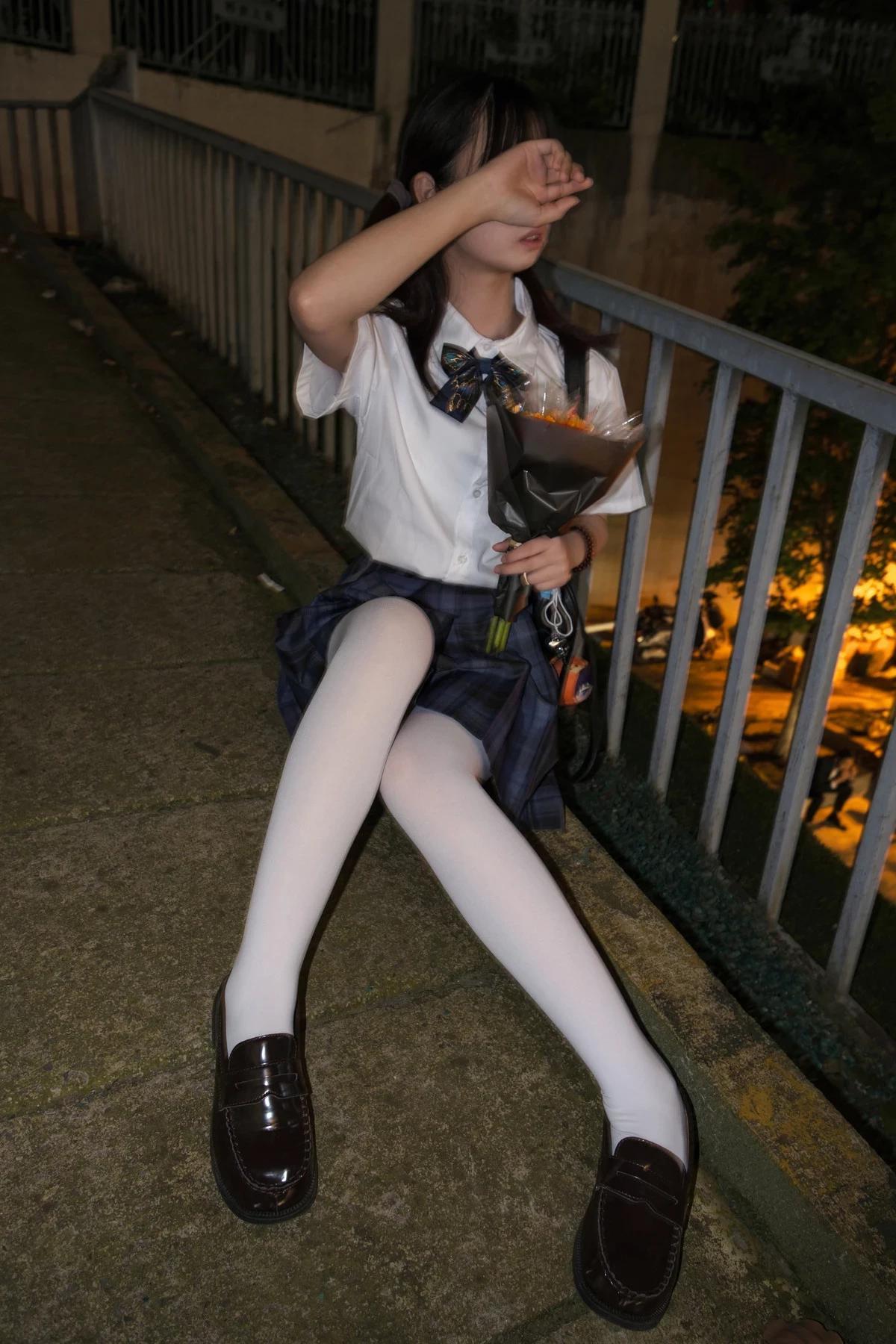 蘿莉寫真機構森蘿財團月下002小夜主題戶外性感白T配格子短裙露超薄白絲誘惑寫真102P(100)