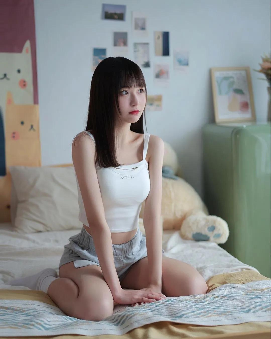 气质笑容「陈奶糖」胸前微笑曲线 白皙Body超吸睛(18)