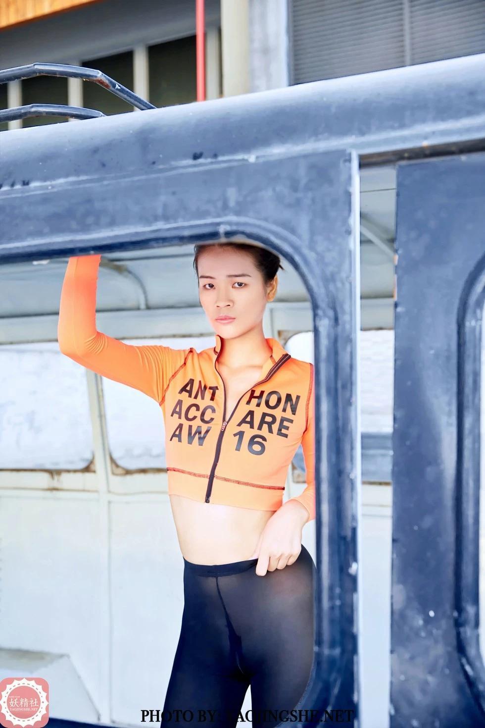 [妖精社]V2014_嫩模珍珍廢舊公交車上無內閃亮黑絲褲襪秀翹臀撩人誘惑寫真38P(29)