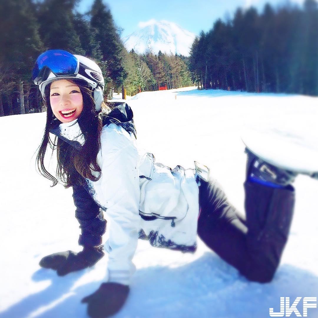 上山又下海！「运动正妹」紧身泳衣爆乳冲浪　奶波阵阵袭来差点站不住脚！-小湿妹图(5)